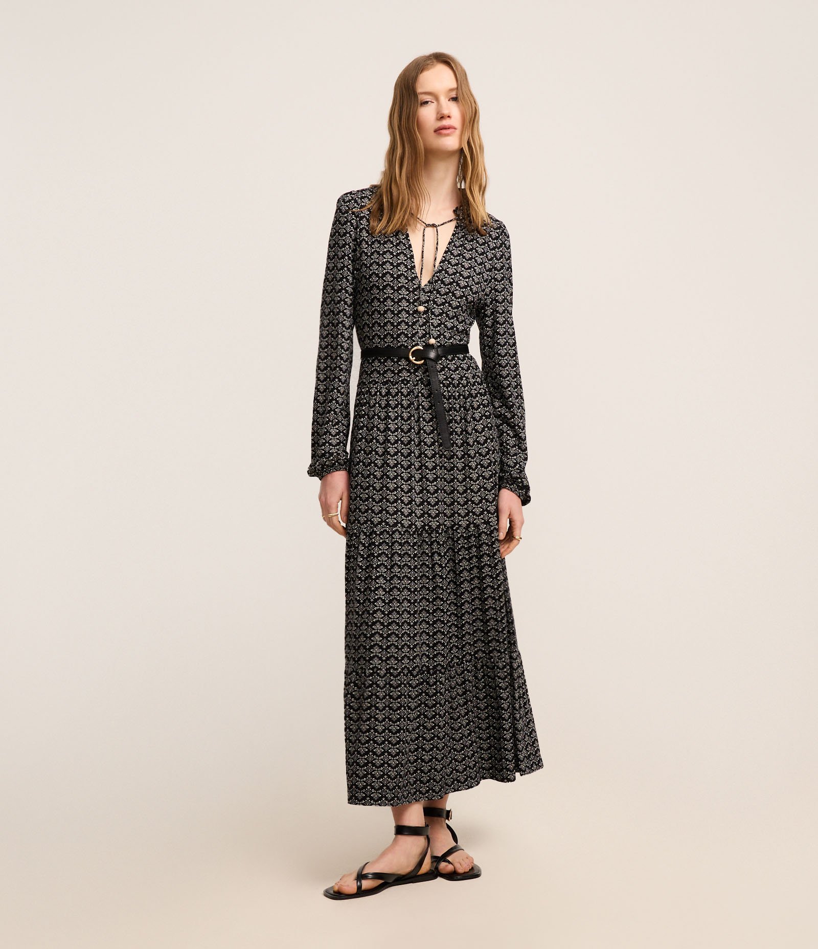 Vestido Evasê Midi em Viscose com Frufru e Estampa Floral Preto 2