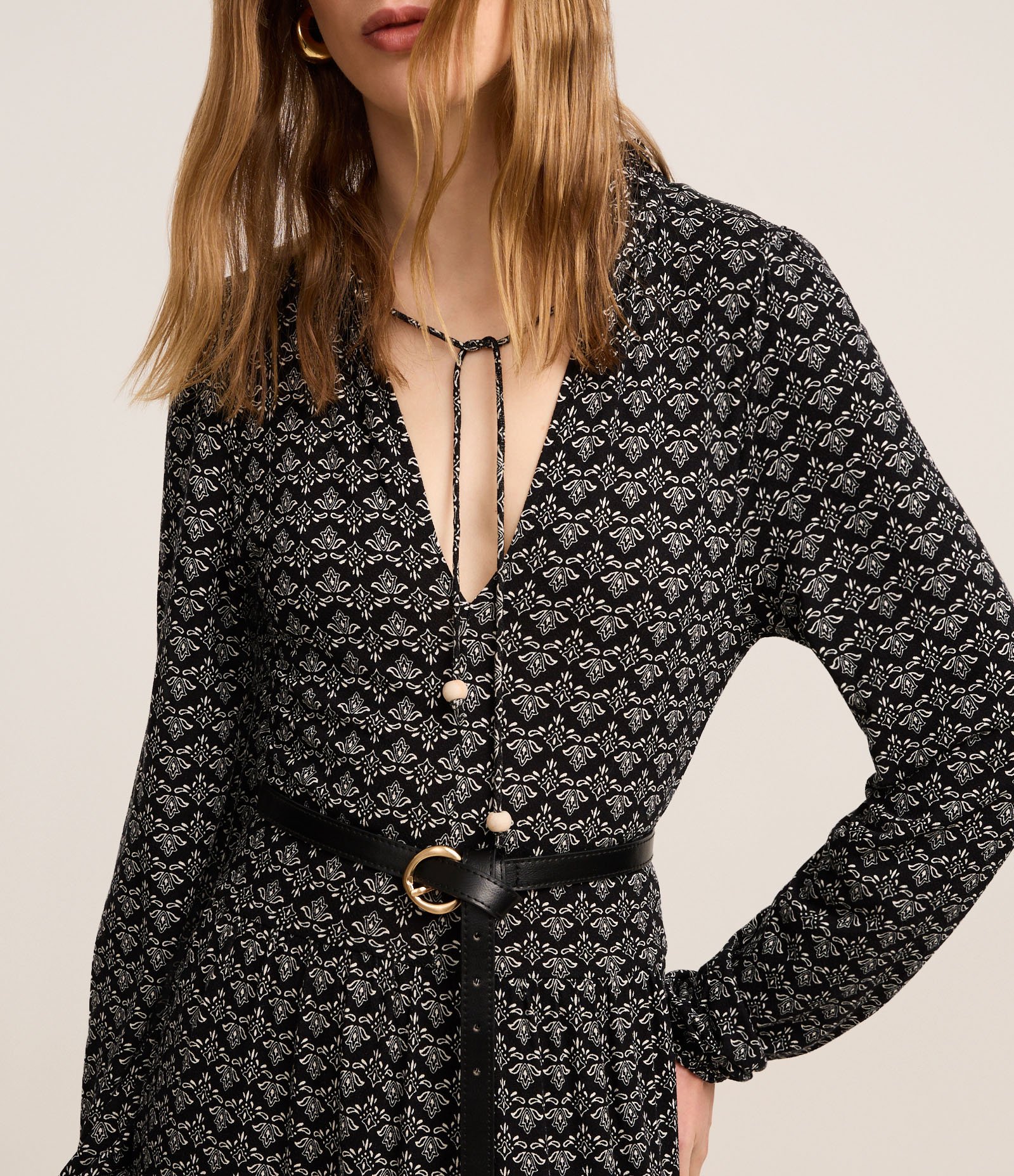 Vestido Evasê Midi em Viscose com Frufru e Estampa Floral Preto 4