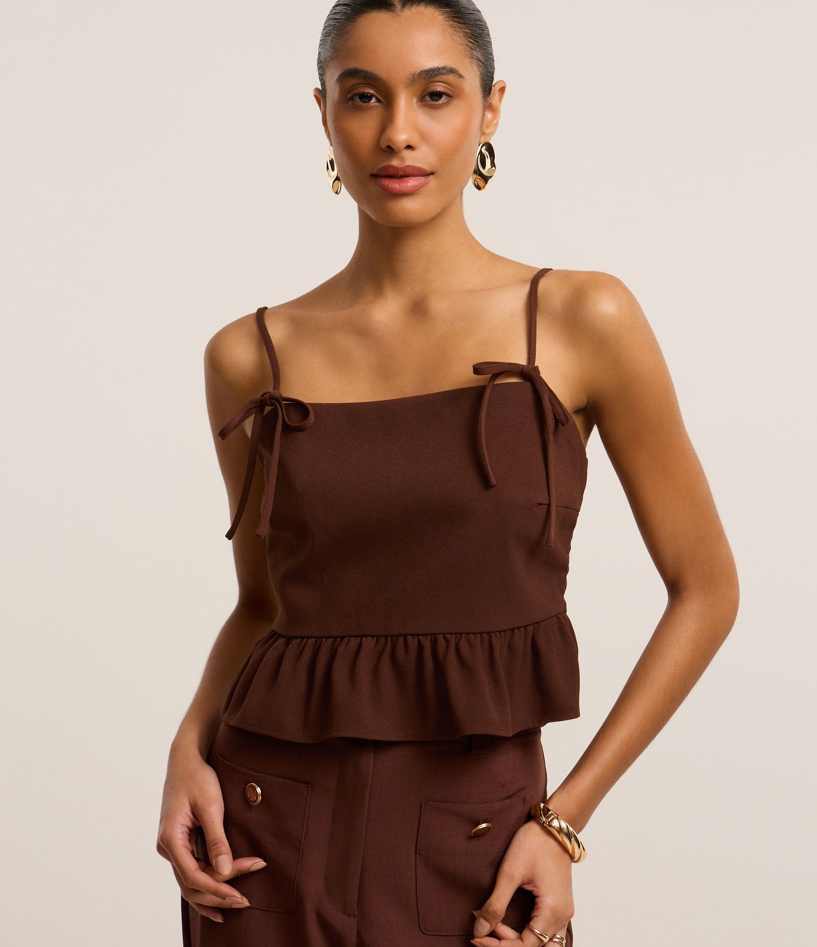 Blusa Peplum em Crepe com Alça de Laço e Babado na Barra Marrom 1