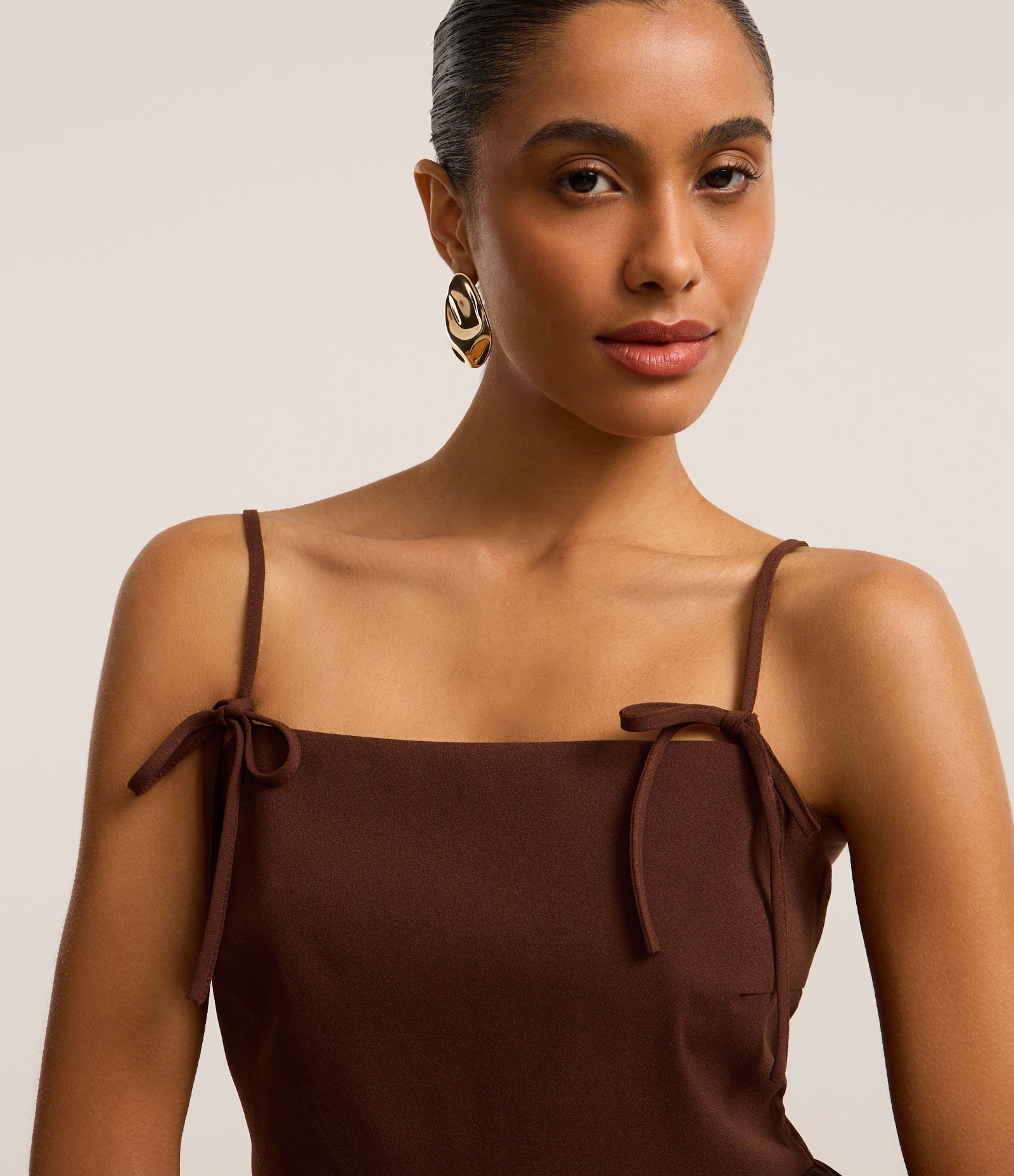 Blusa Peplum em Crepe com Alça de Laço e Babado na Barra Marrom 4