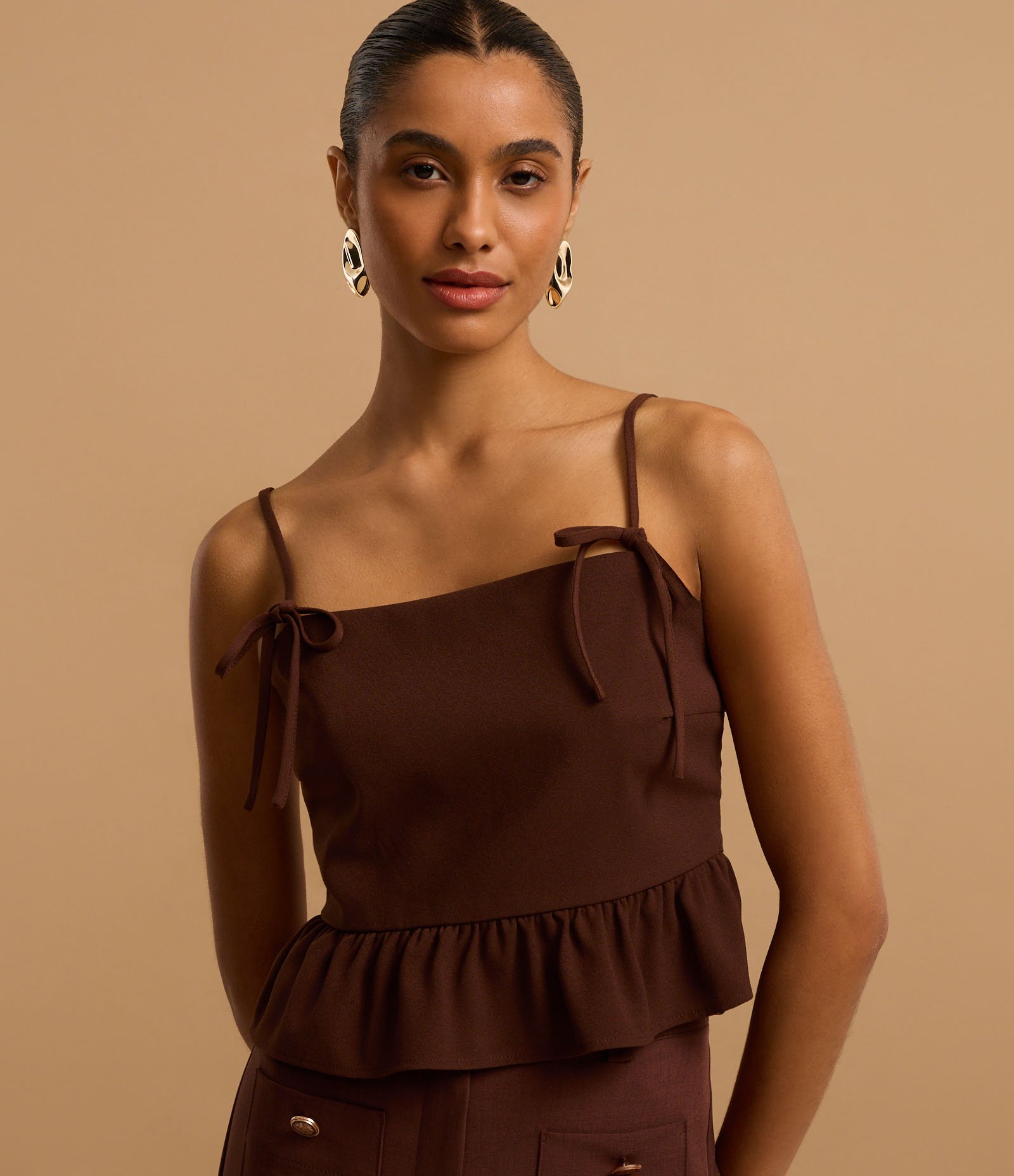 Blusa Peplum em Crepe com Alça de Laço e Babado na Barra Marrom 5