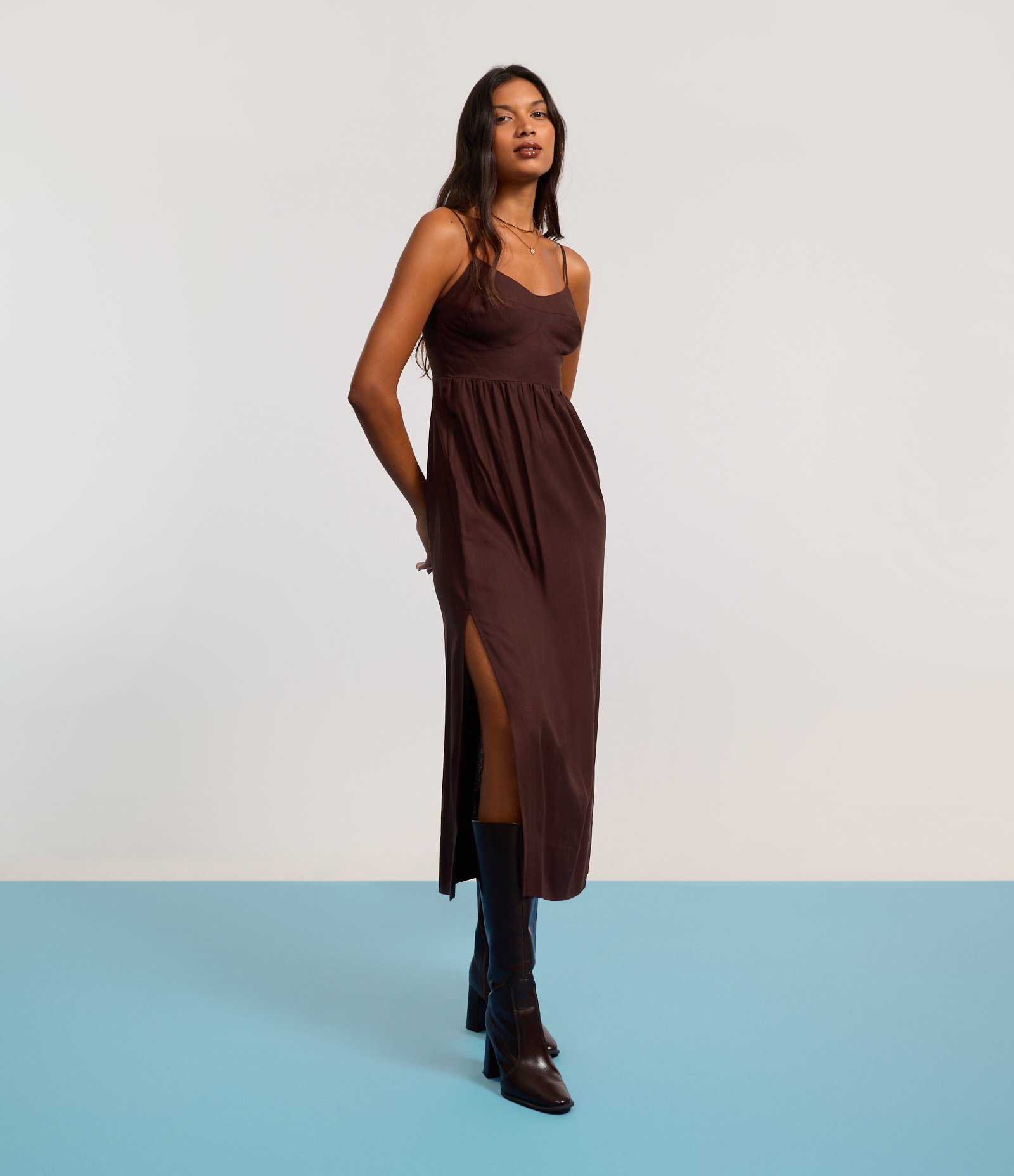 Vestido New Midi em Viscose com Linho e Lastex nas Costas Marrom 5