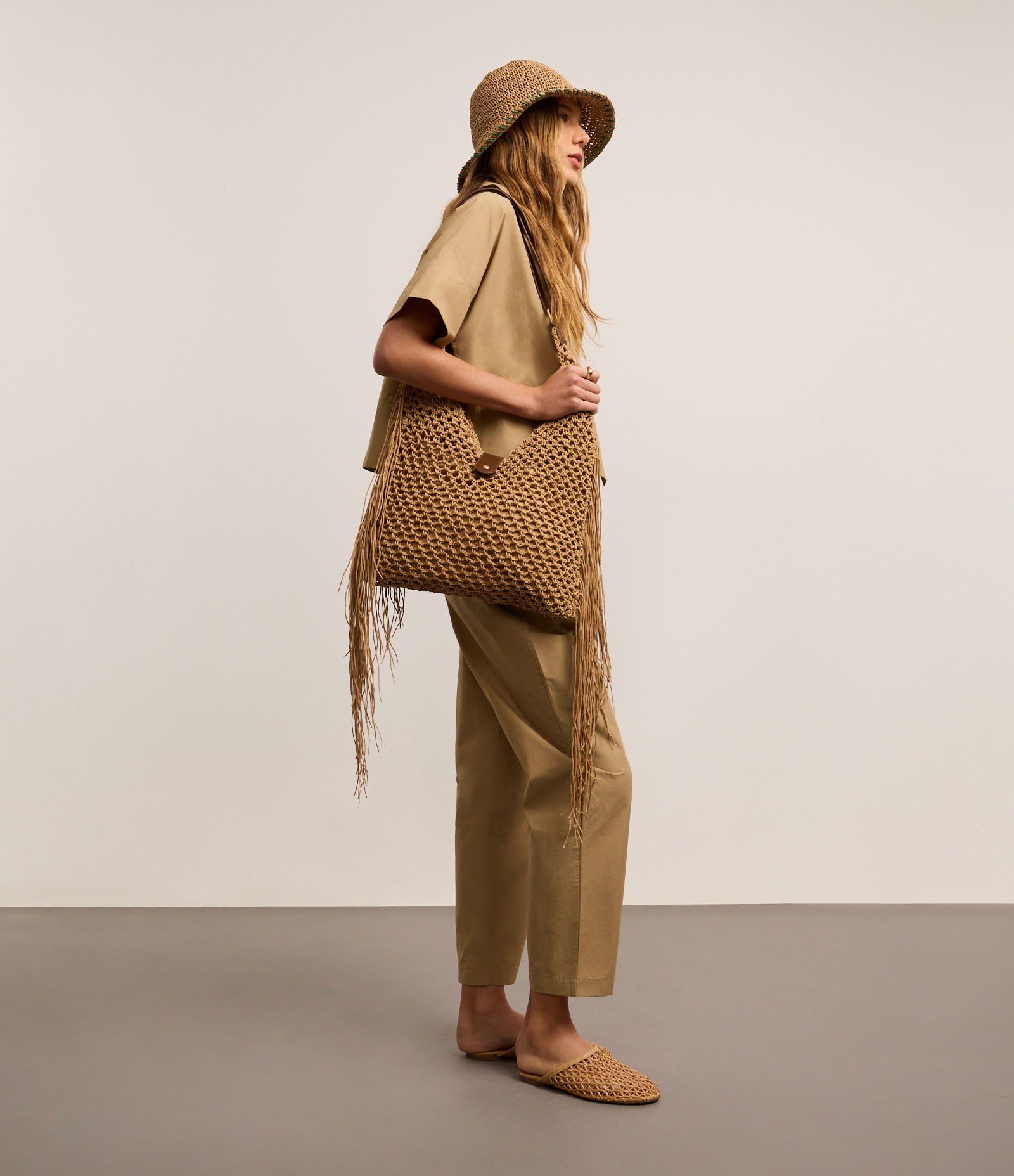 Camisa em Tricoline com Decote em V Marrom 2