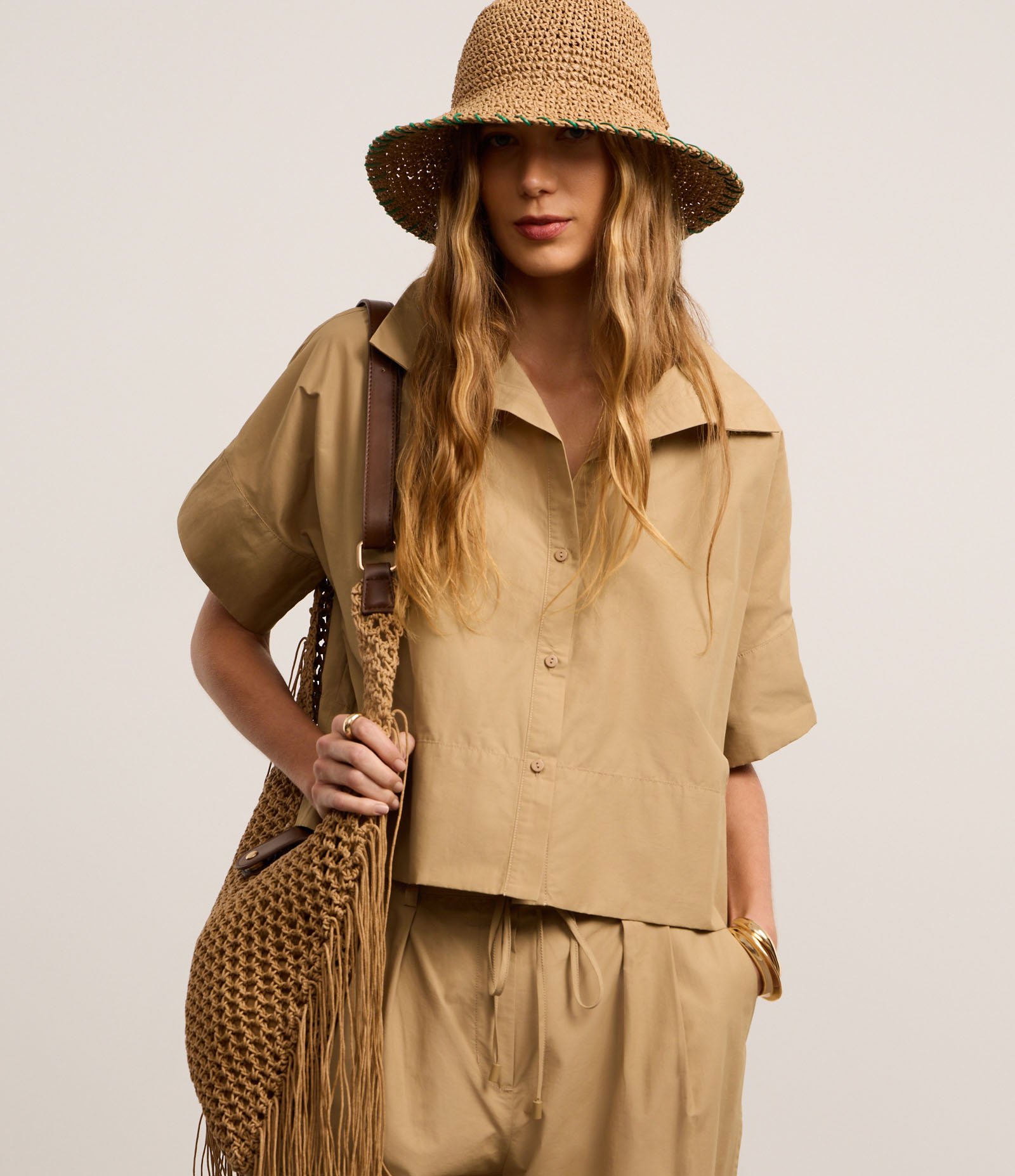 Camisa em Tricoline com Decote em V Marrom 3