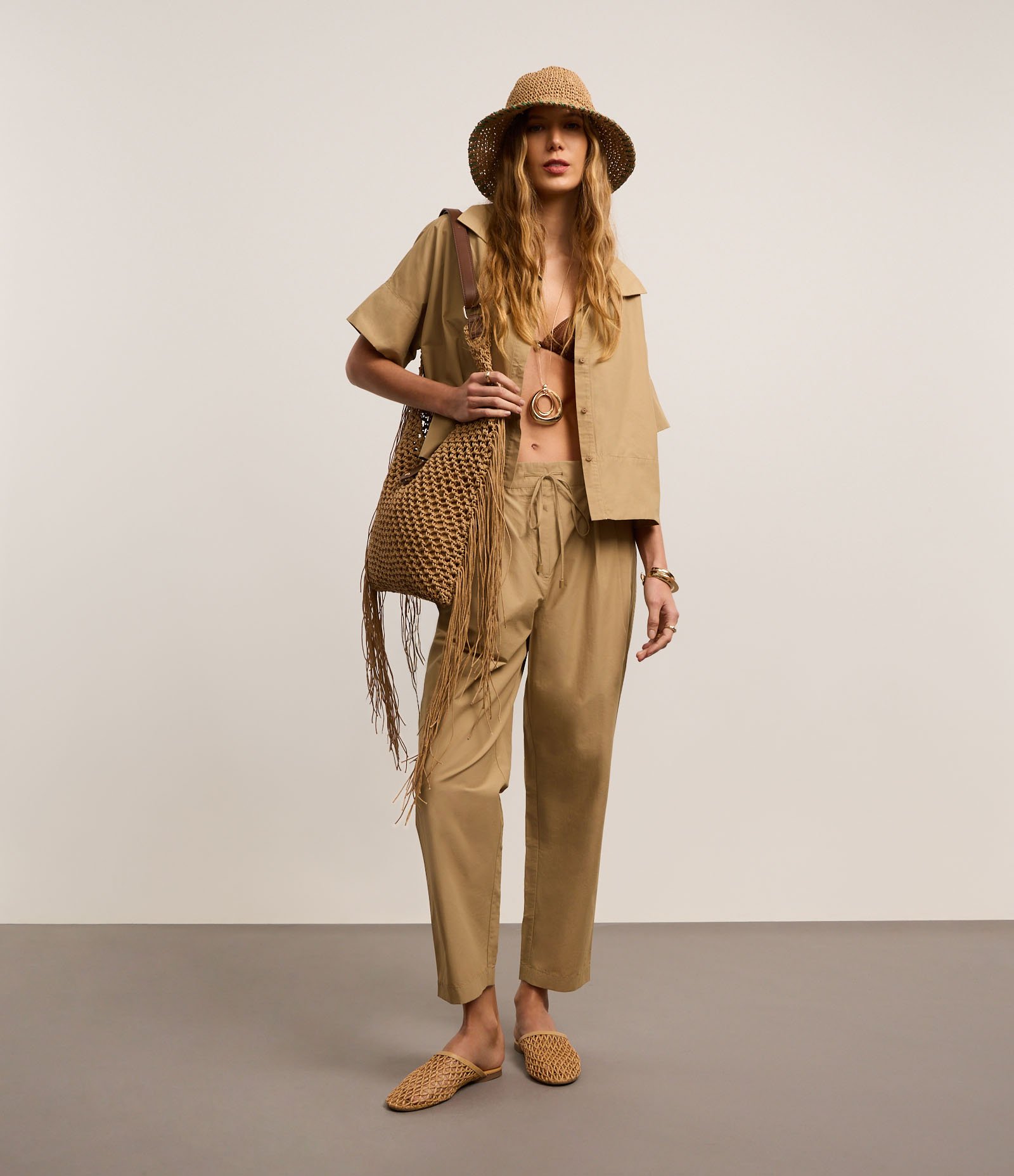 Camisa em Tricoline com Decote em V Marrom 4