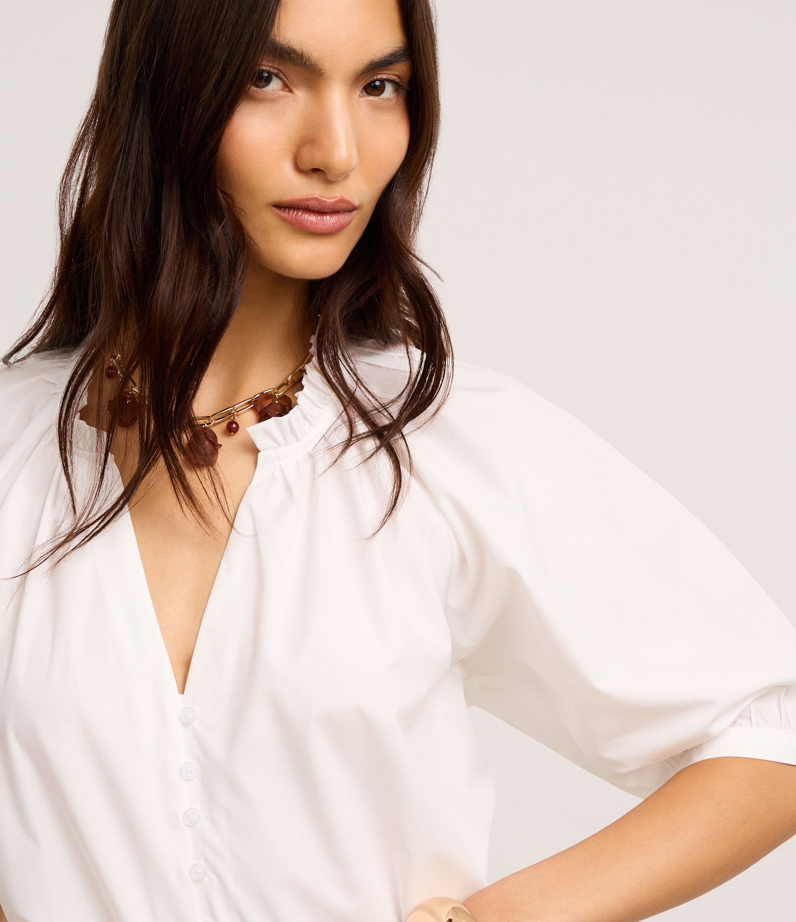 Camisa em Tricoline com Frufru na Gola Padre e Manga Bufante Branco 3