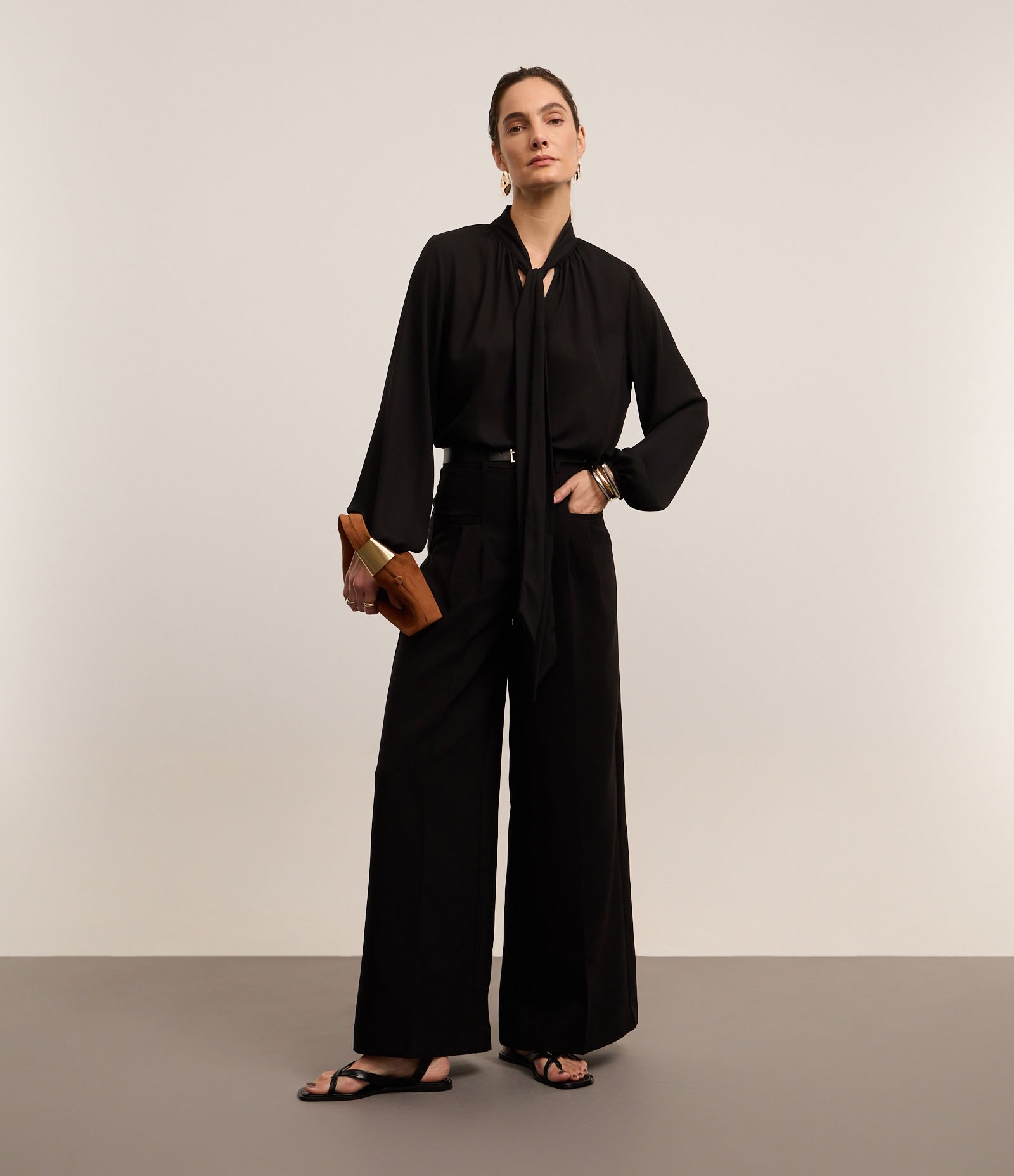 Calça Wide Leg em Alfaiataria com Pregas e Cinto Preto 1