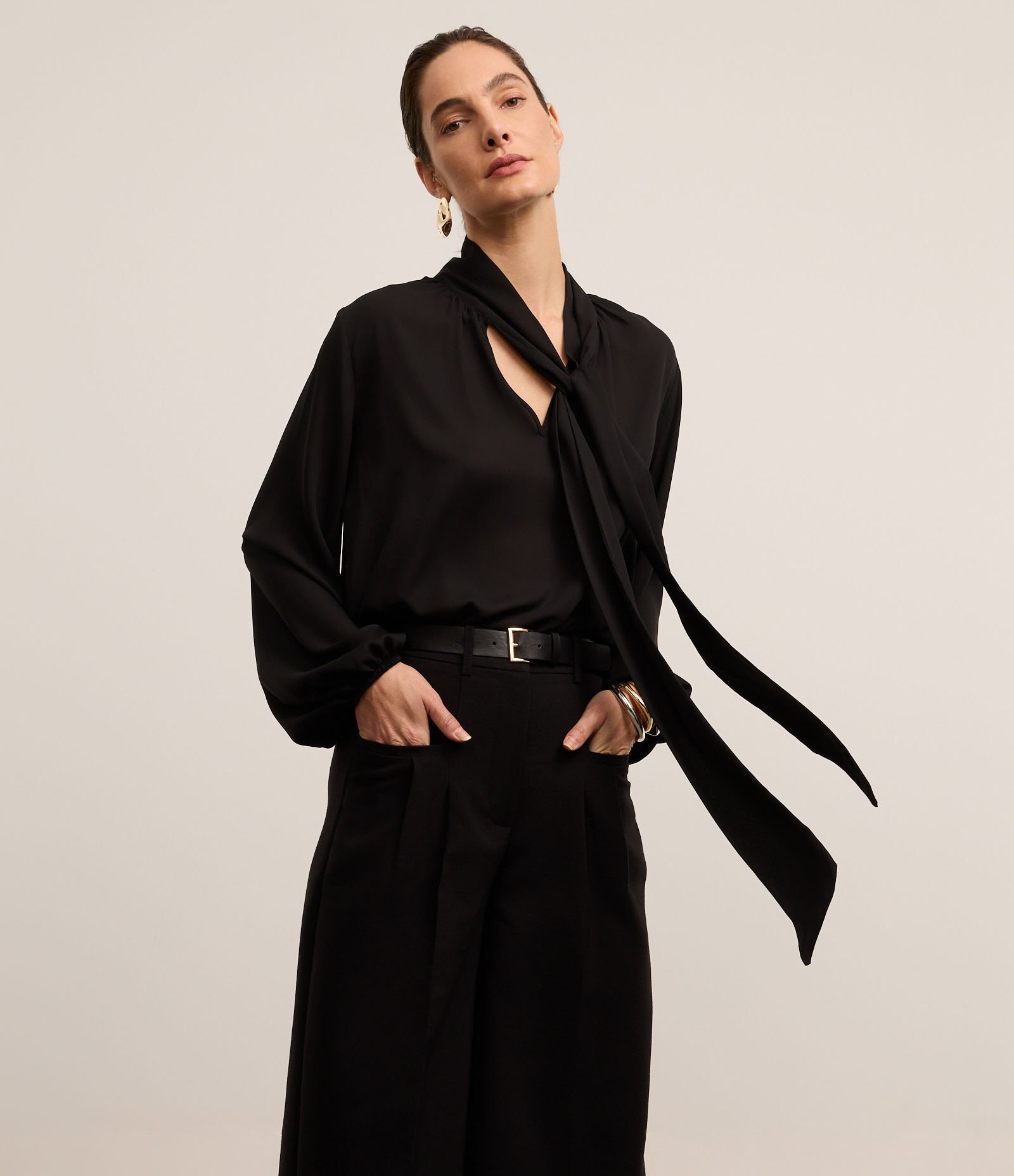 Calça Wide Leg em Alfaiataria com Pregas e Cinto Preto 2