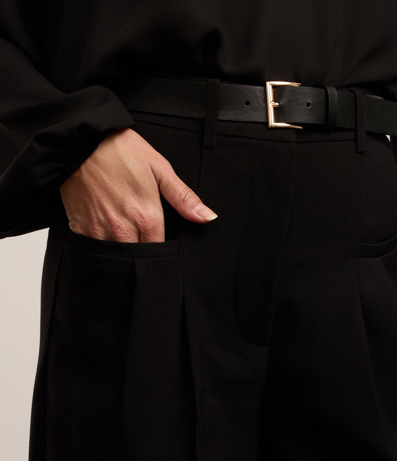 Calça Wide Leg em Alfaiataria com Pregas e Cinto Preto 4