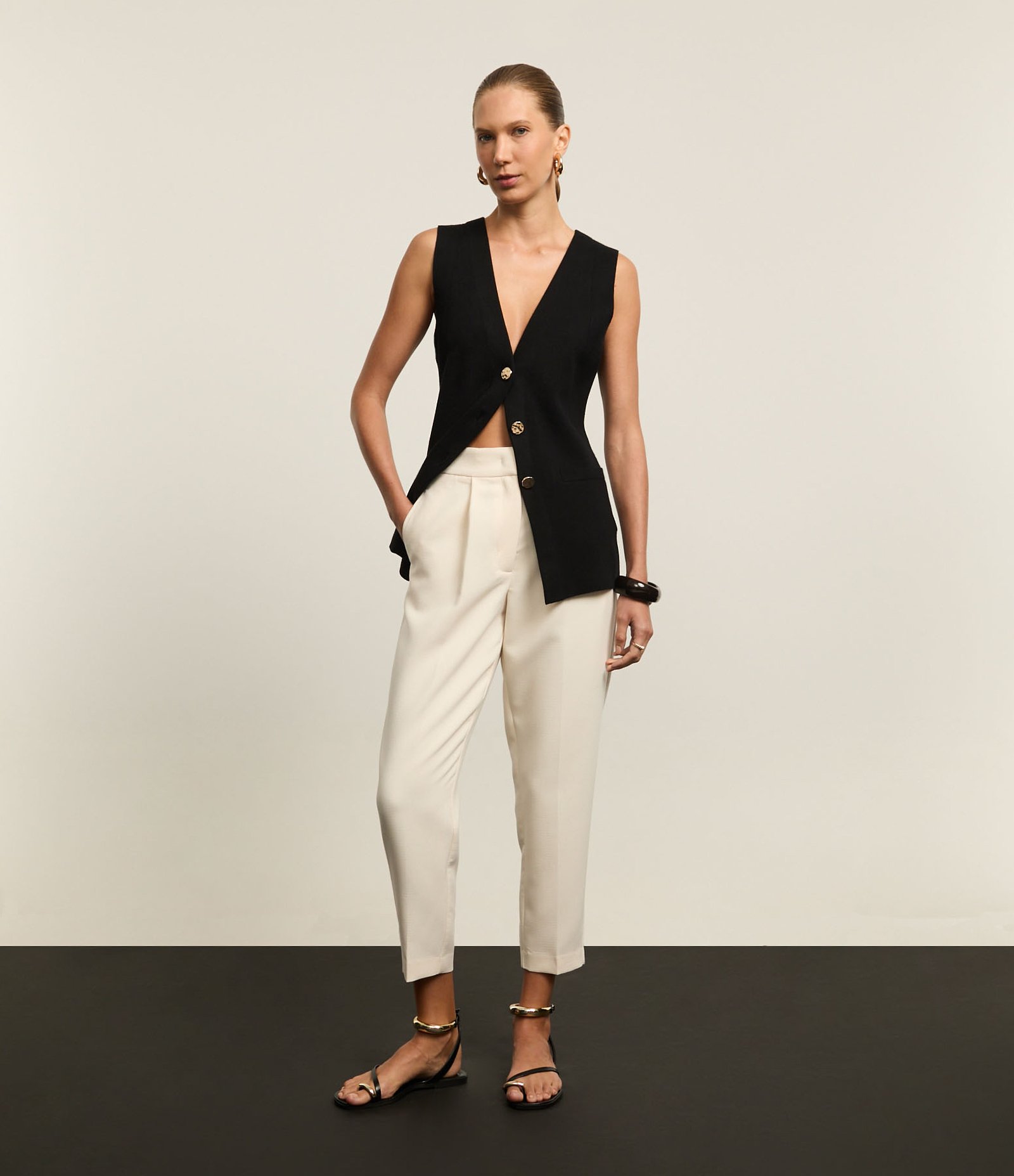 Calça Cenoura Alfaiataria Cintura Alta com Pregas 1