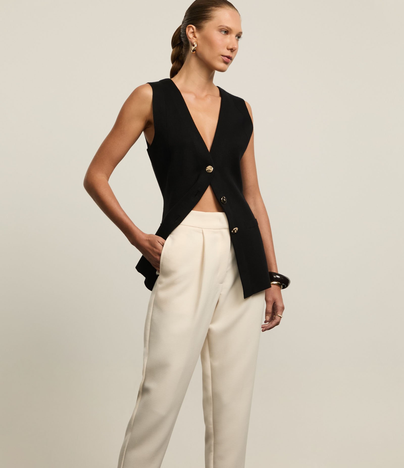 Calça Cenoura Alfaiataria Cintura Alta com Pregas 2