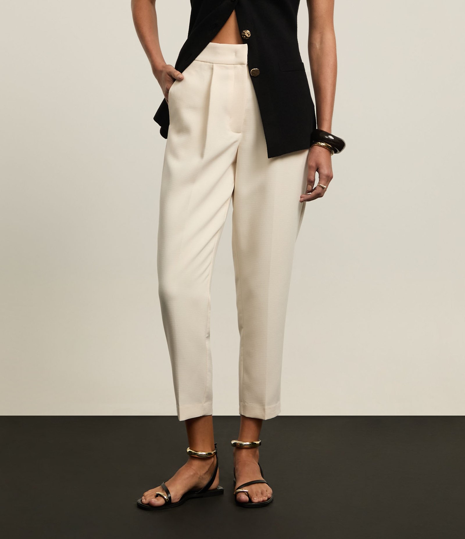 Calça Cenoura Alfaiataria Cintura Alta com Pregas 3