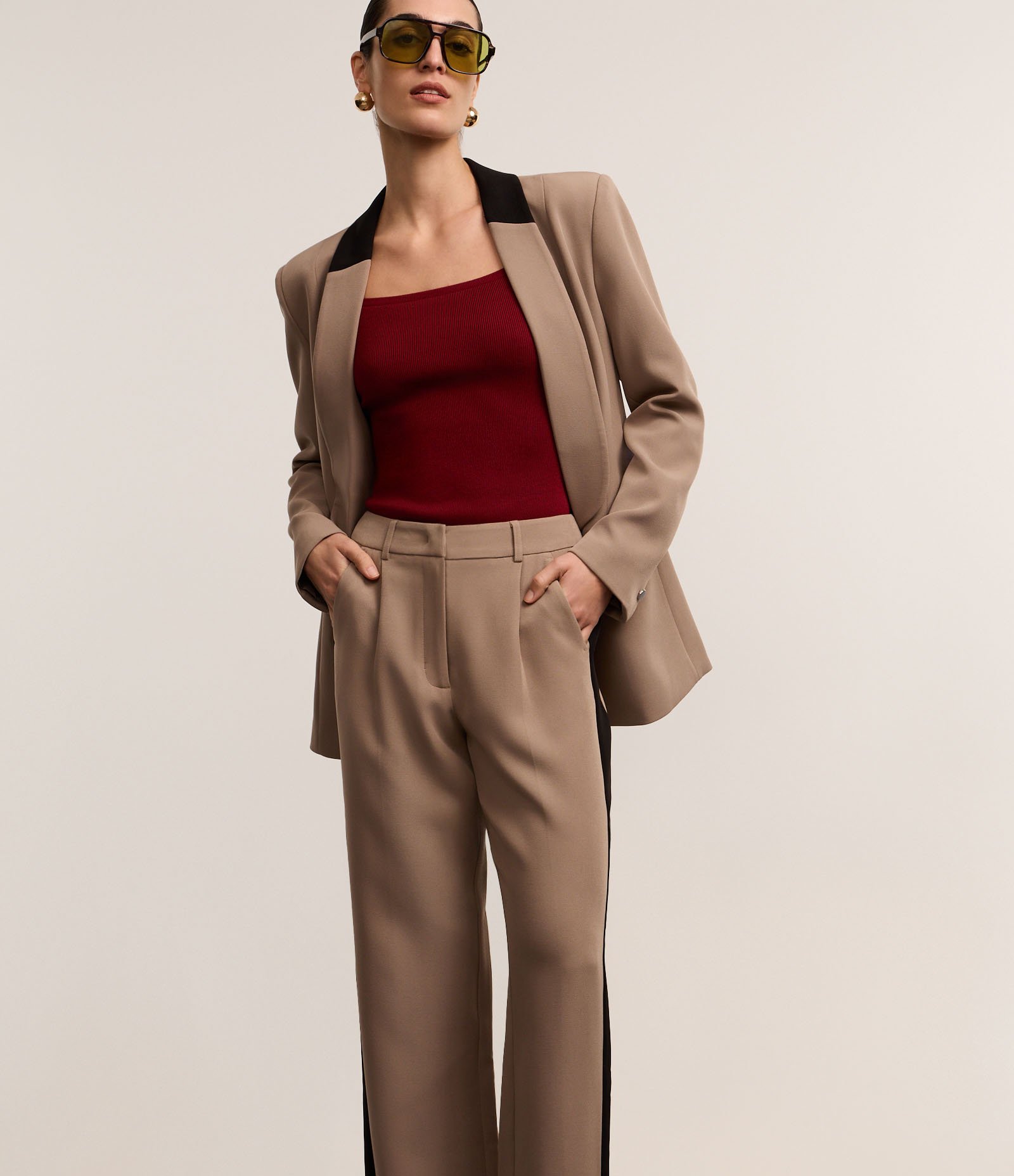 Calça Reta Alfaiatada com Pregas e Contaste Lateral Marrom 2