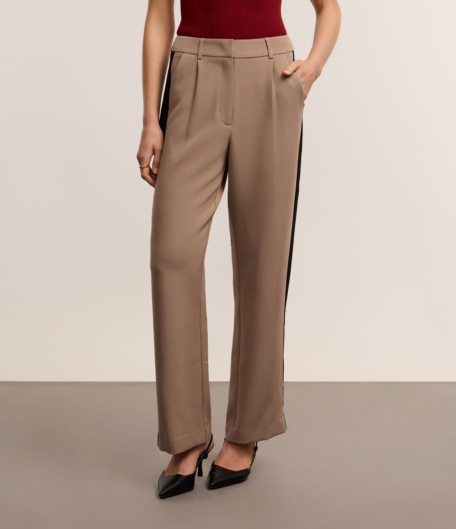 Calça Reta Alfaiatada com Pregas e Contaste Lateral Marrom 3