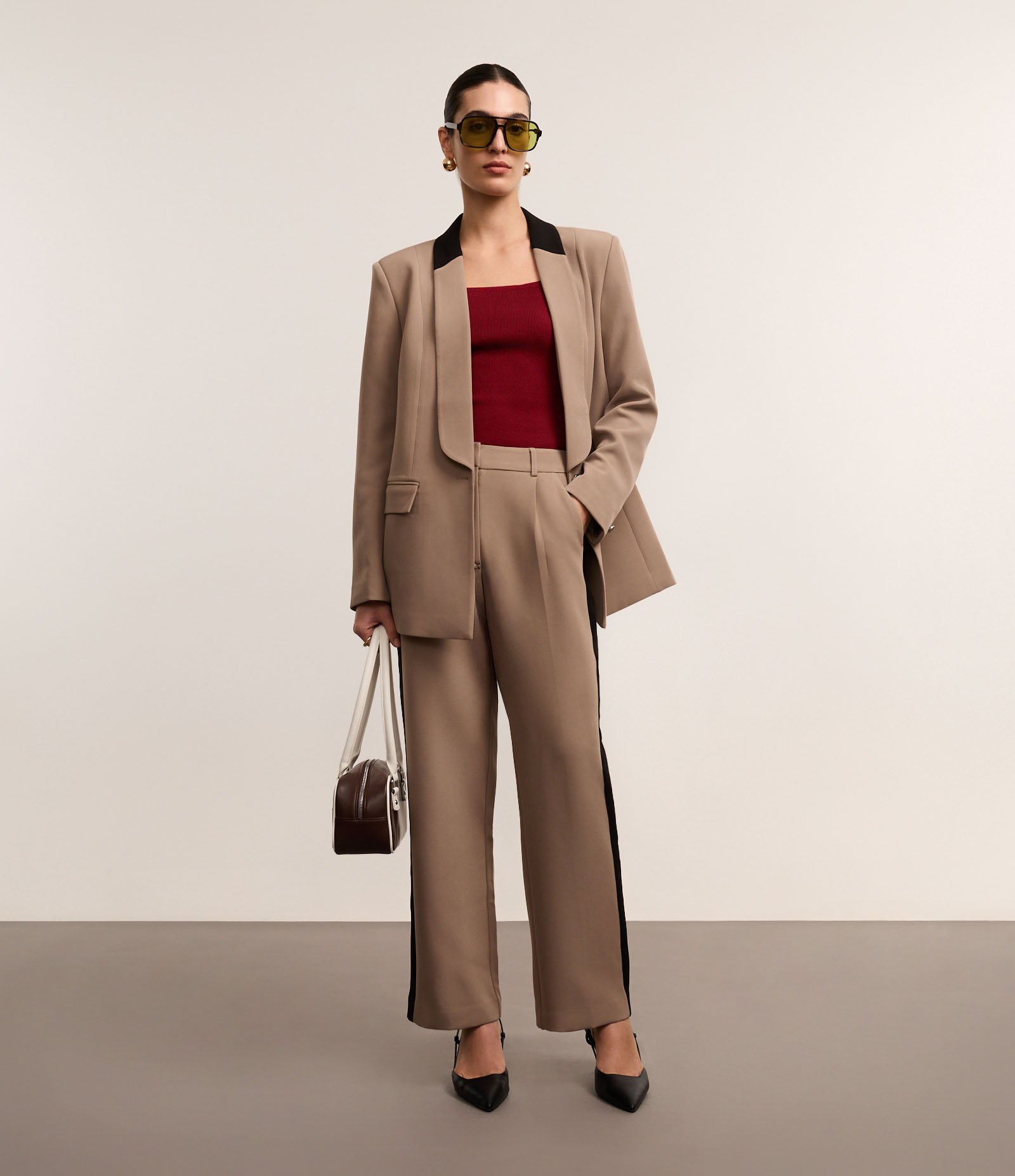 Calça Reta Alfaiatada com Pregas e Contaste Lateral Marrom 4