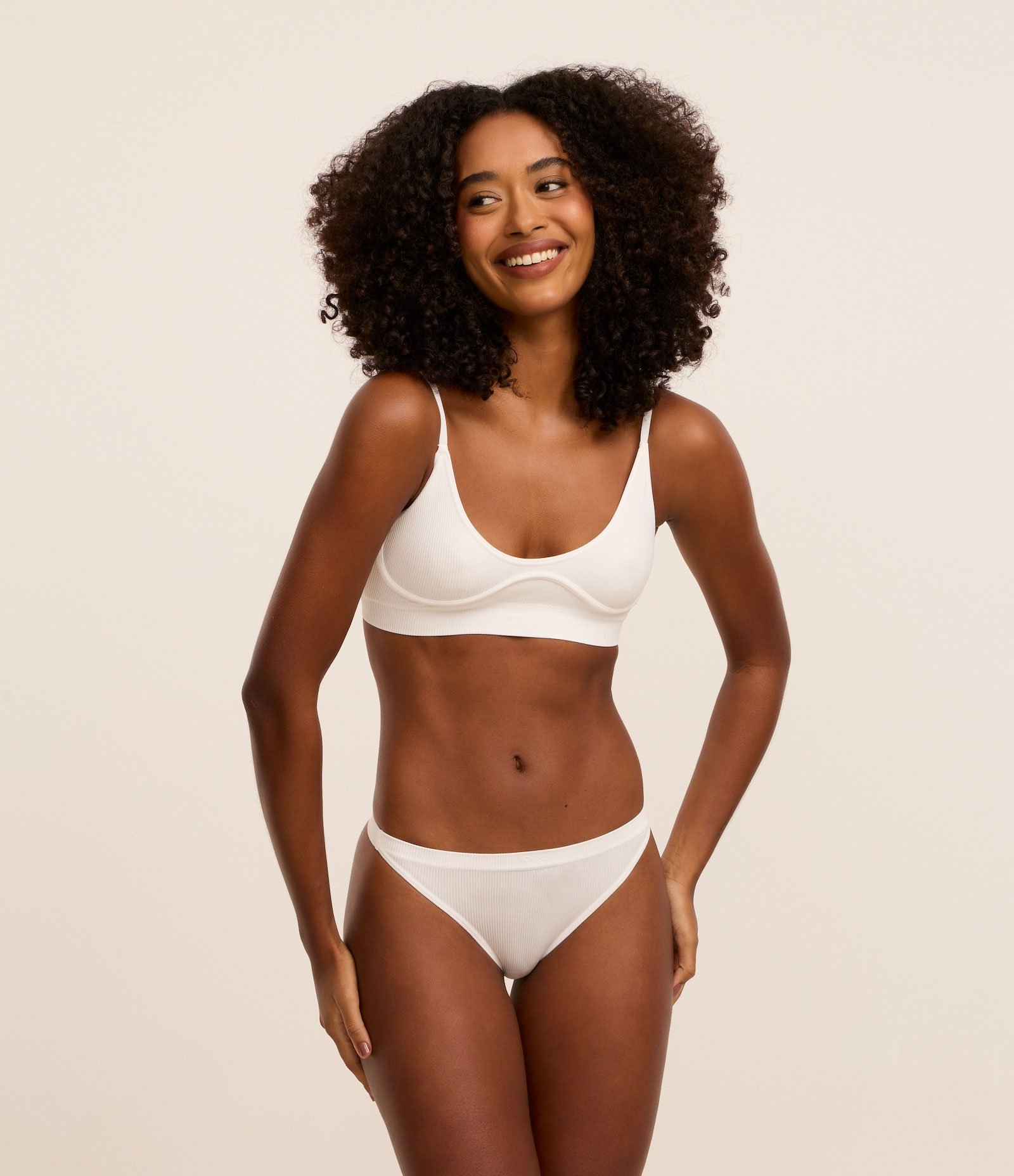 Sutiã Sport Seamless com Detalhes Contrastantes e Textura Branco 2