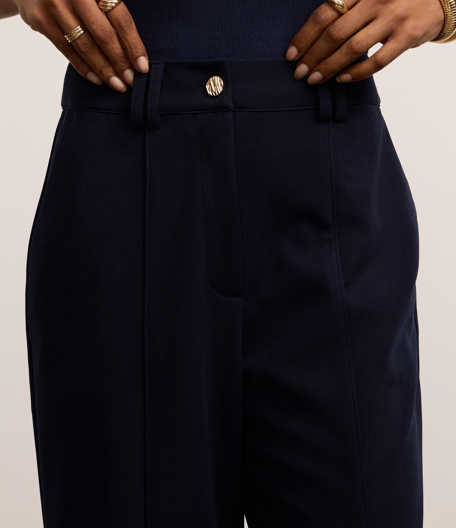 Calça Wide Cintura Baixa em Crepe com Frisos Azul Marinho 4