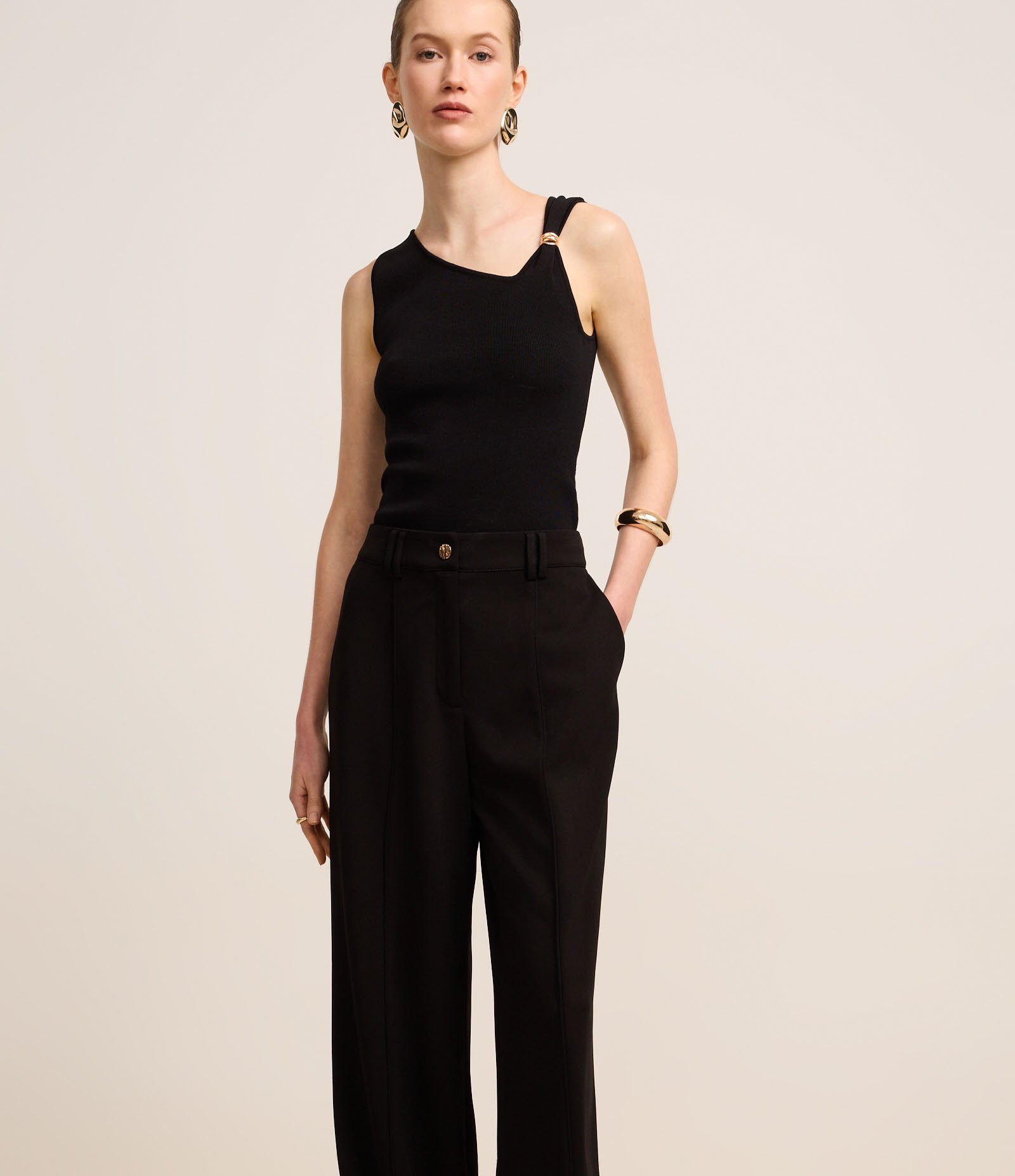 Calça Wide Cintura Baixa em Crepe com Frisos Preto 2