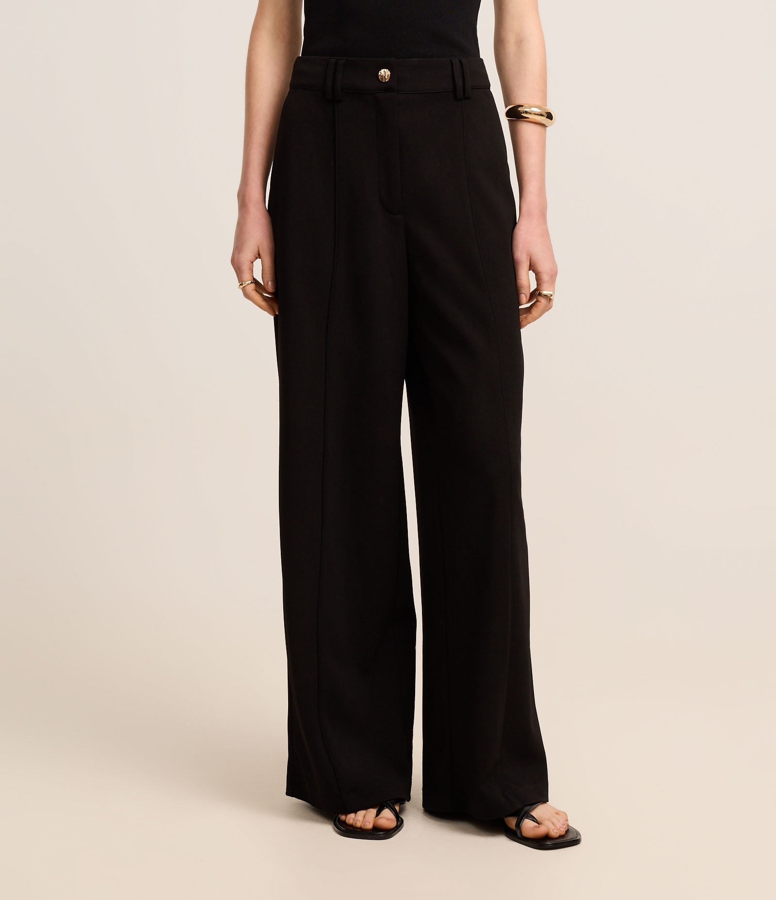 Calça Wide Cintura Baixa em Crepe com Frisos Preto 3