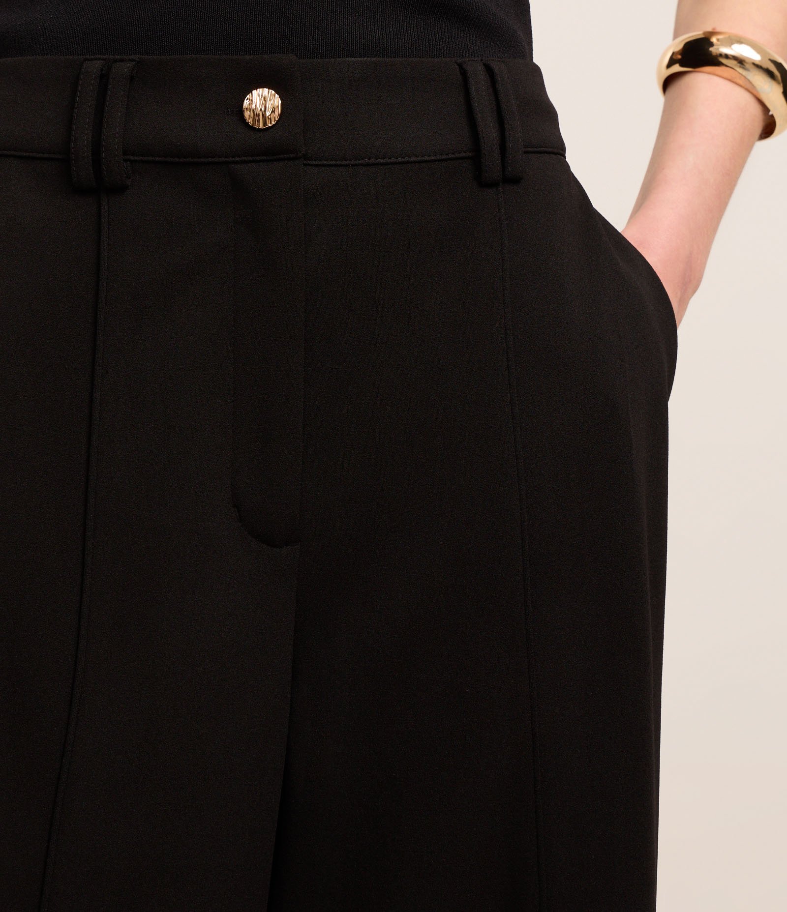 Calça Wide Cintura Baixa em Crepe com Frisos Preto 4