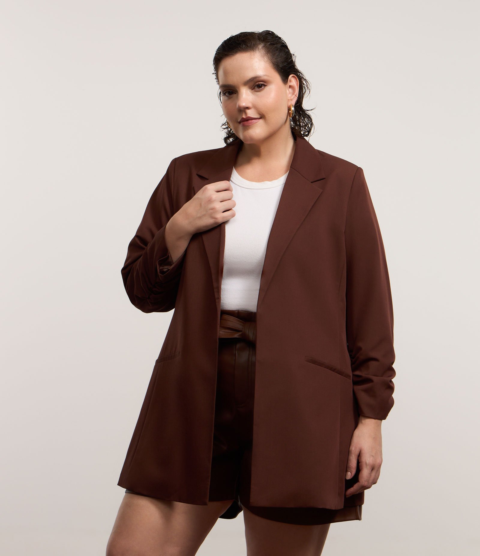 Blazer Alongado em Crepe Manga Puxadinha Curve & Plus Size Marrom 1