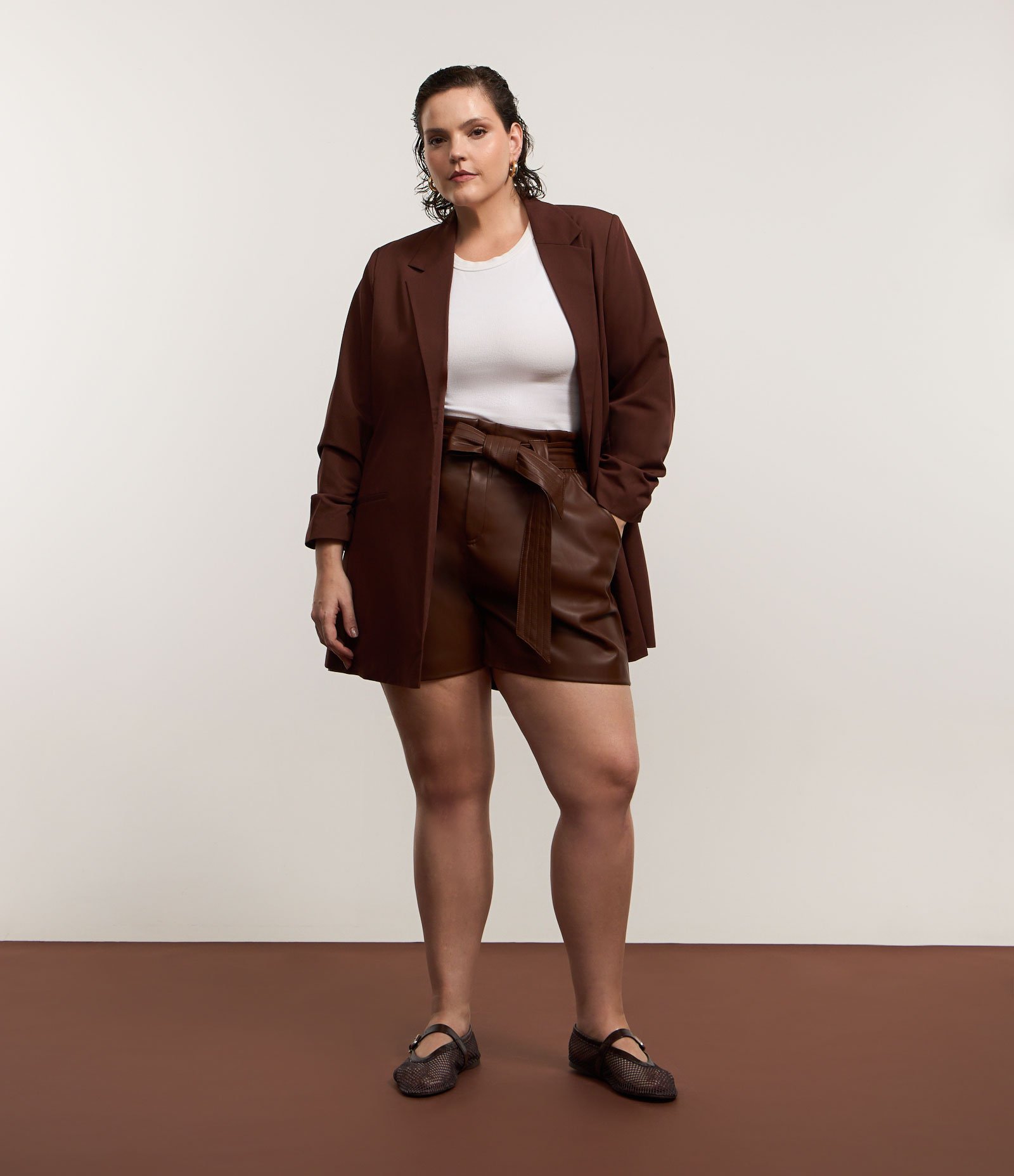 Blazer Alongado em Crepe Manga Puxadinha Curve & Plus Size Marrom 2