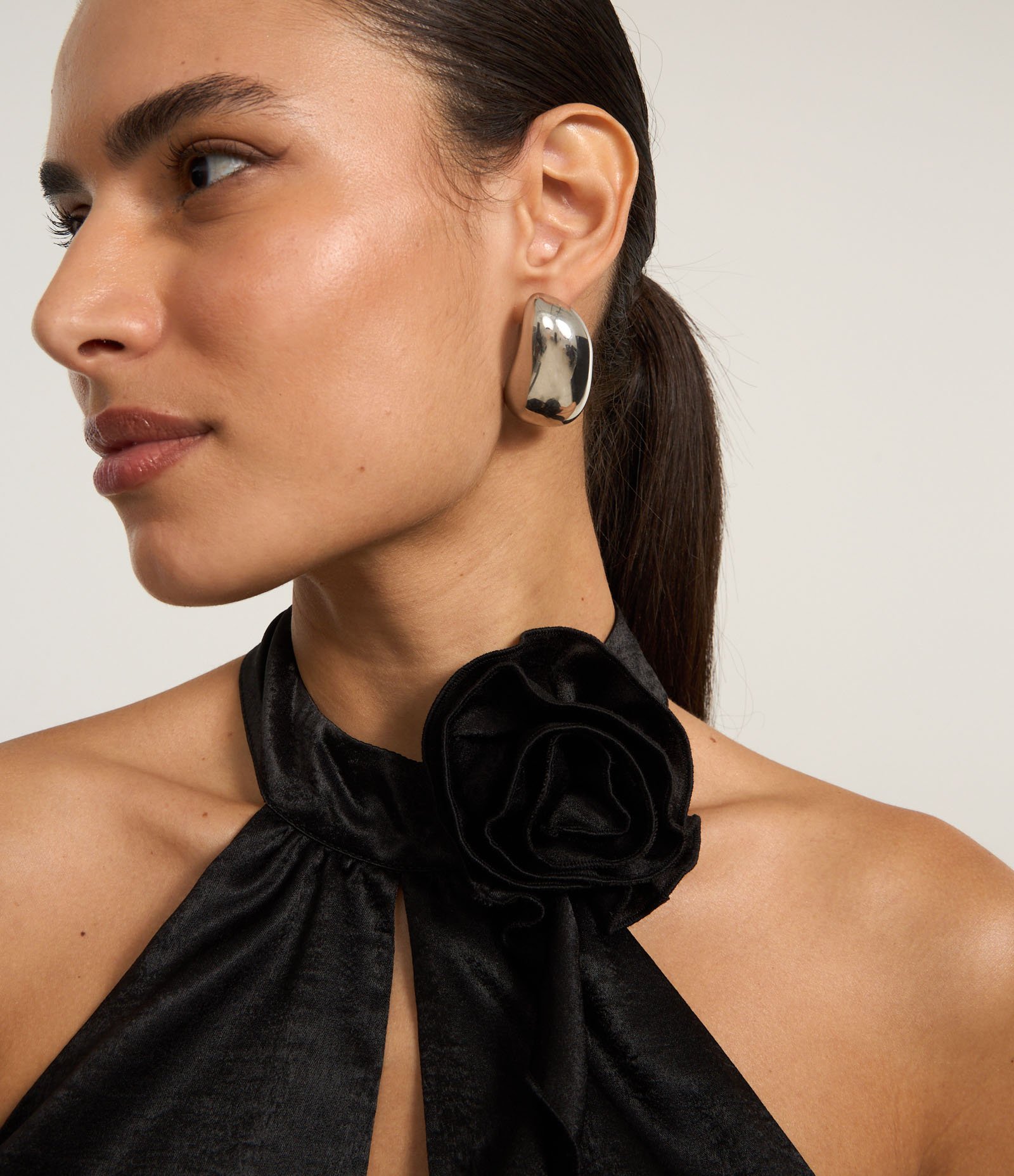 Blusa Curta Acetinada com Flor Aplicada no Decote Preto 2