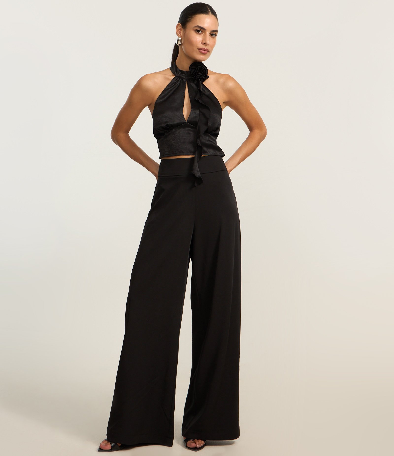 Blusa Curta Acetinada com Flor Aplicada no Decote Preto 3