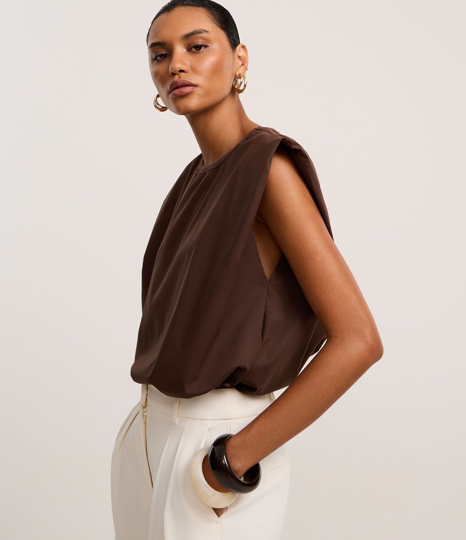 Body em Tricoline com Caimento Amplo e Gola Redonda Marrom 1