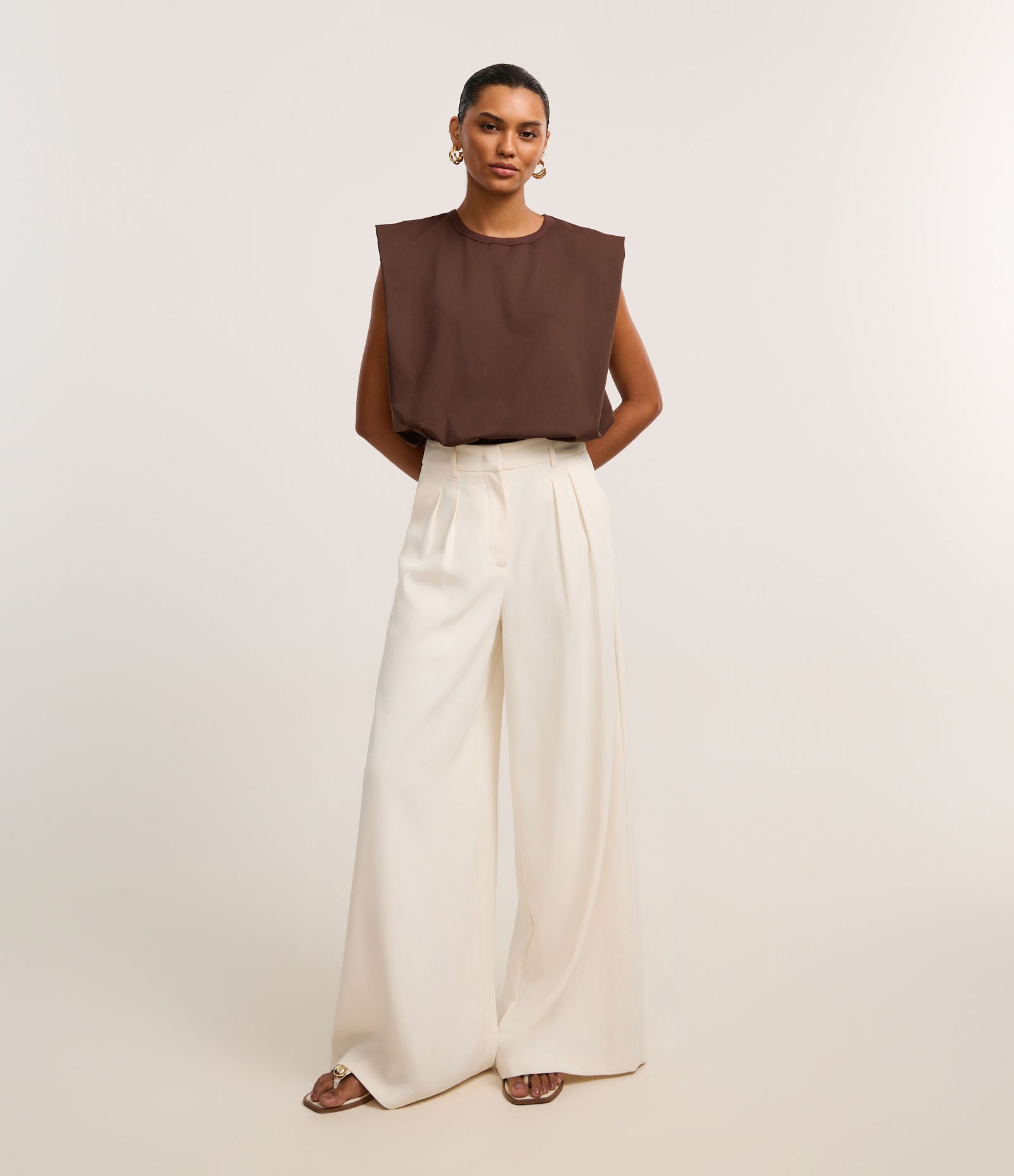 Body em Tricoline com Caimento Amplo e Gola Redonda Marrom 2