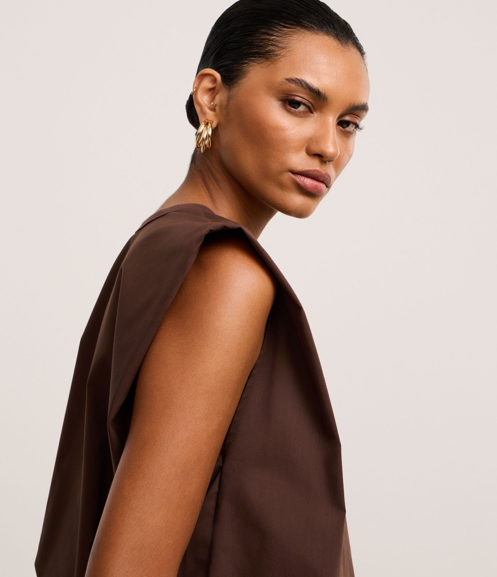 Body em Tricoline com Caimento Amplo e Gola Redonda Marrom 4