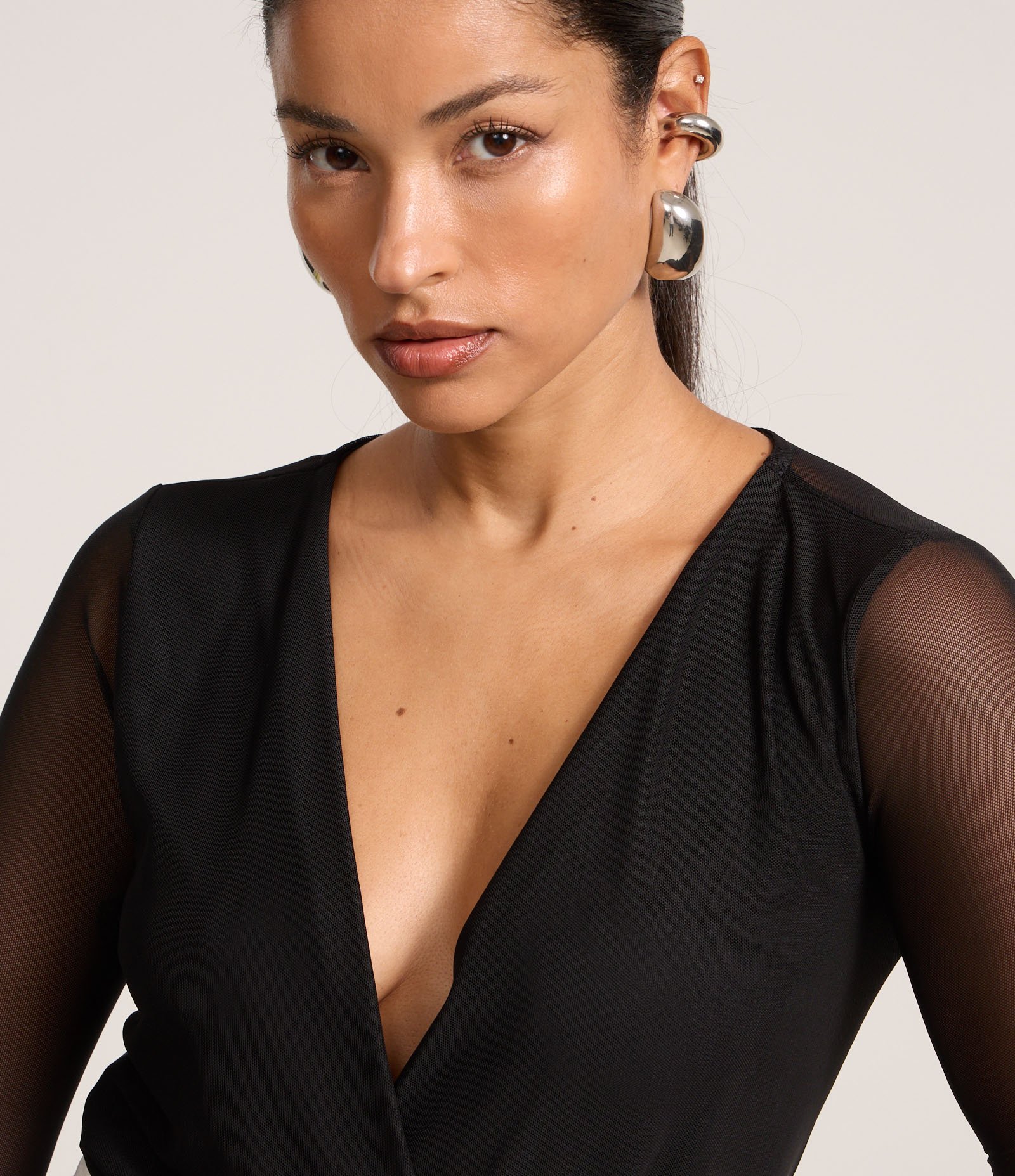 Body em Tule com Decote Transpassado e Transparência nas Mangas Preto 3