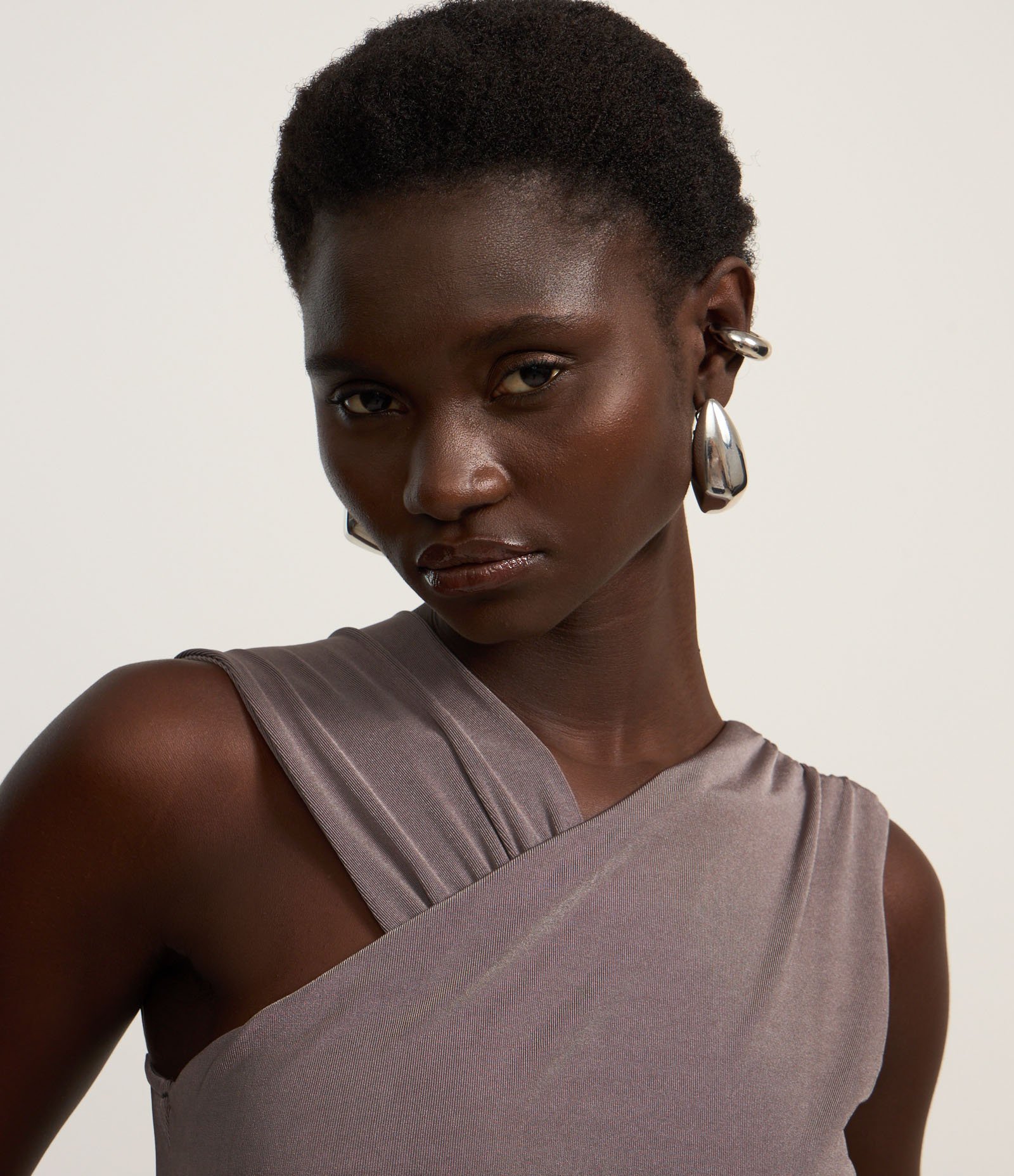 Body em Ribana com Decote Assimétrico e Detalhes Franzidos Cinza 1