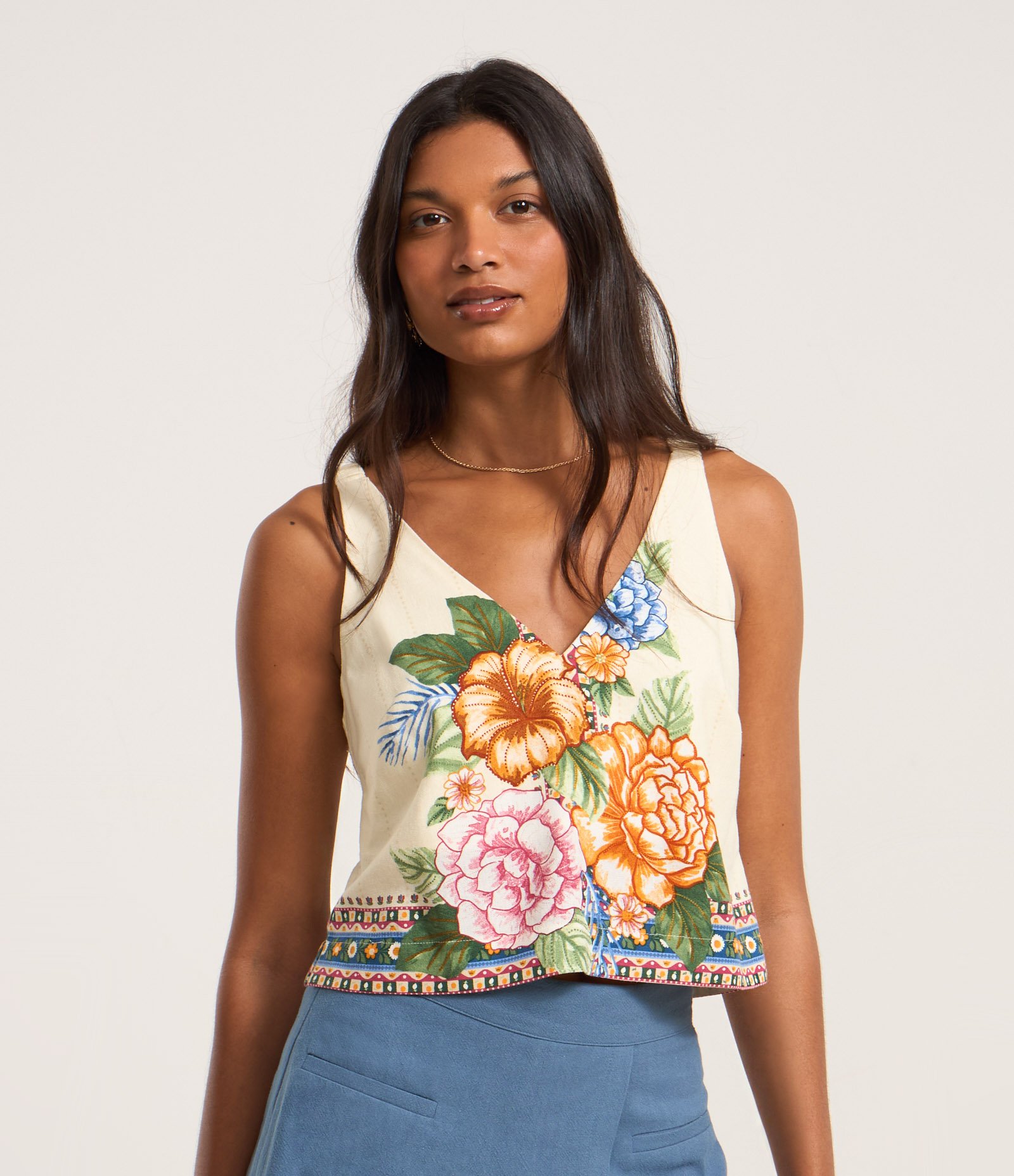 Blusa em Viscose Twill Floral com Elastico e Alca Quadradinha Bege 1