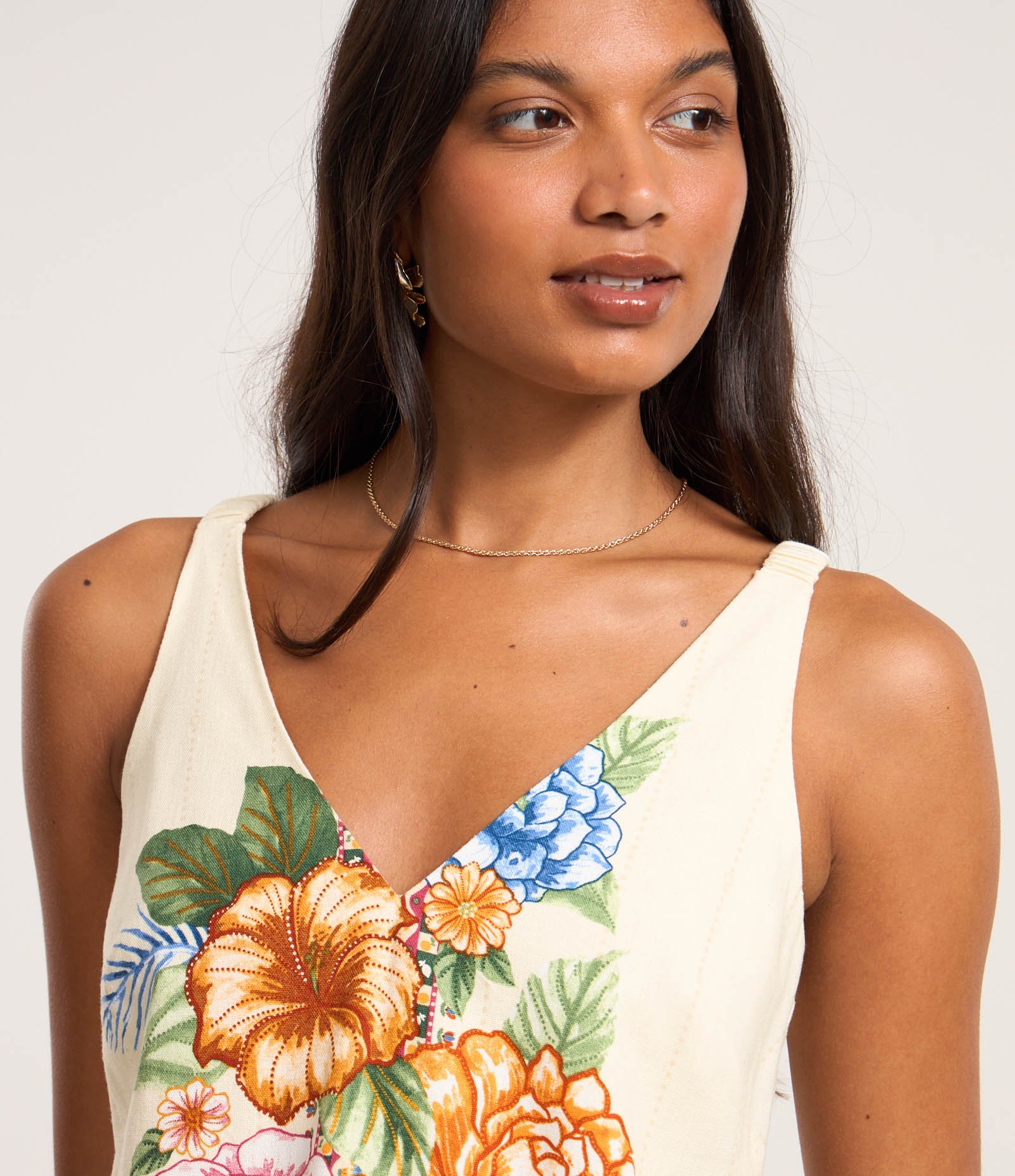 Blusa em Viscose Twill Floral com Elastico e Alca Quadradinha Bege 3