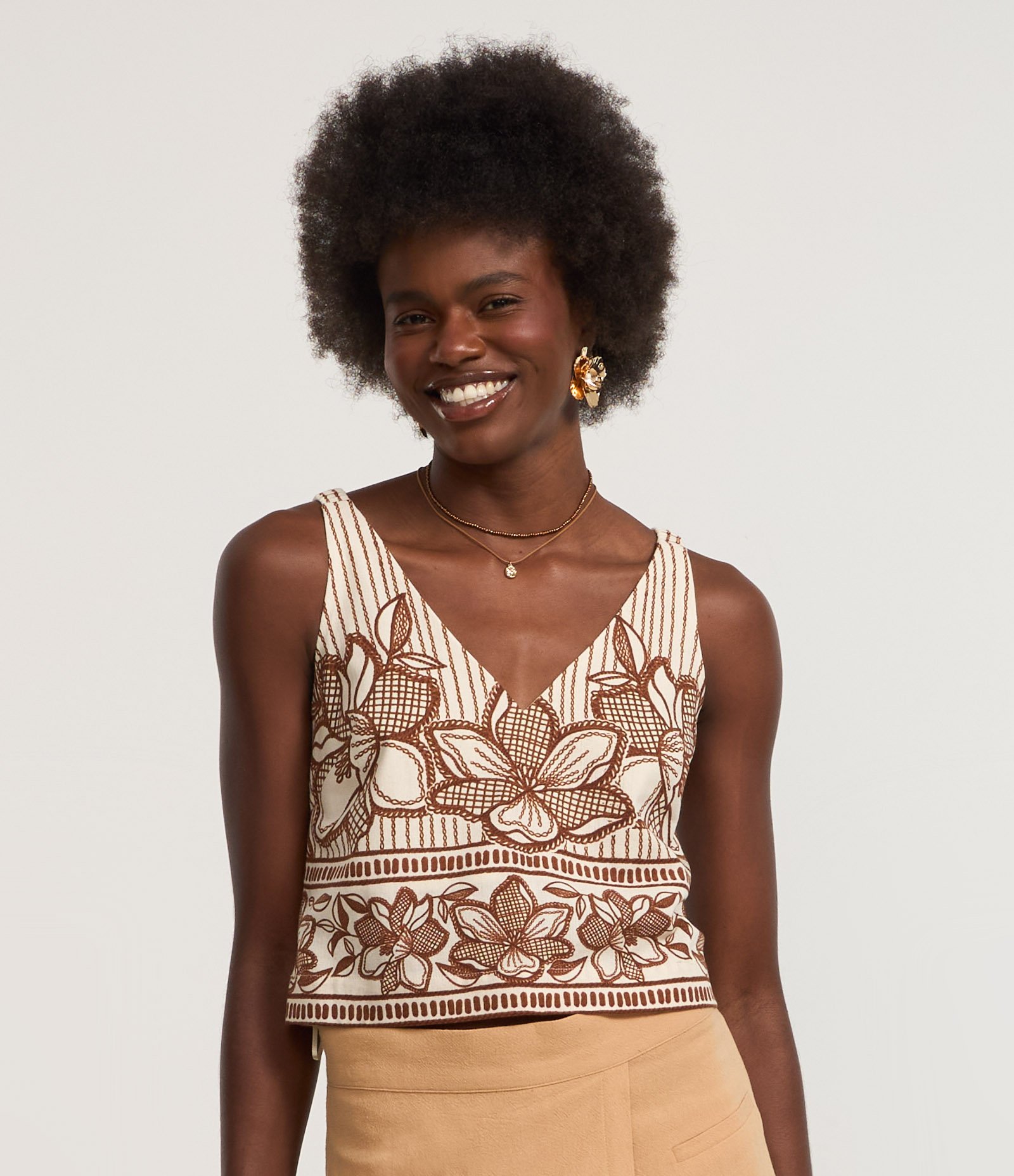 Blusa em Viscose Twill Floral com Alça Quadradinha e Elástico Bege 1