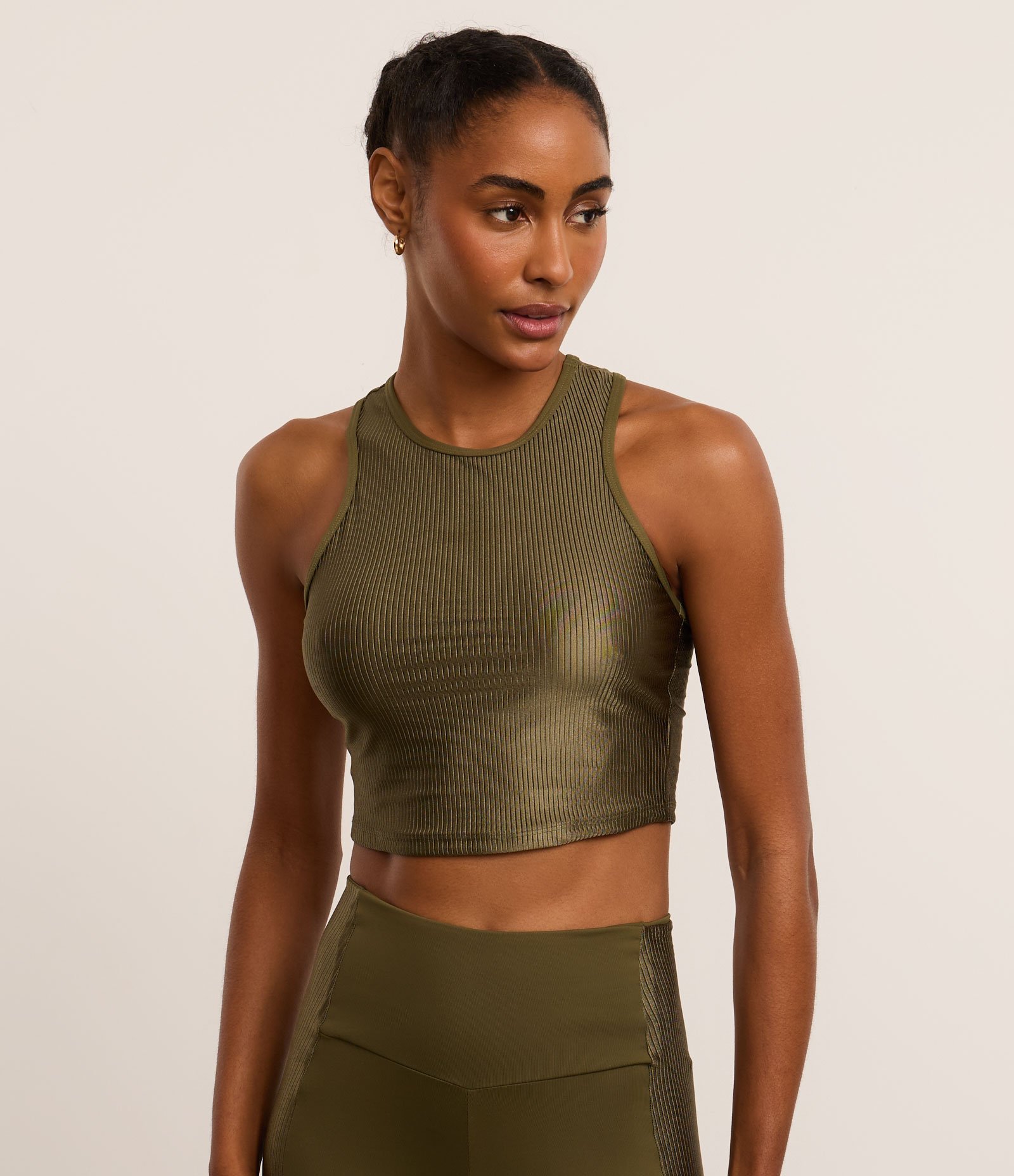Regata Cropped Esportiva em Microfibra Canelada Verde Oliva 2
