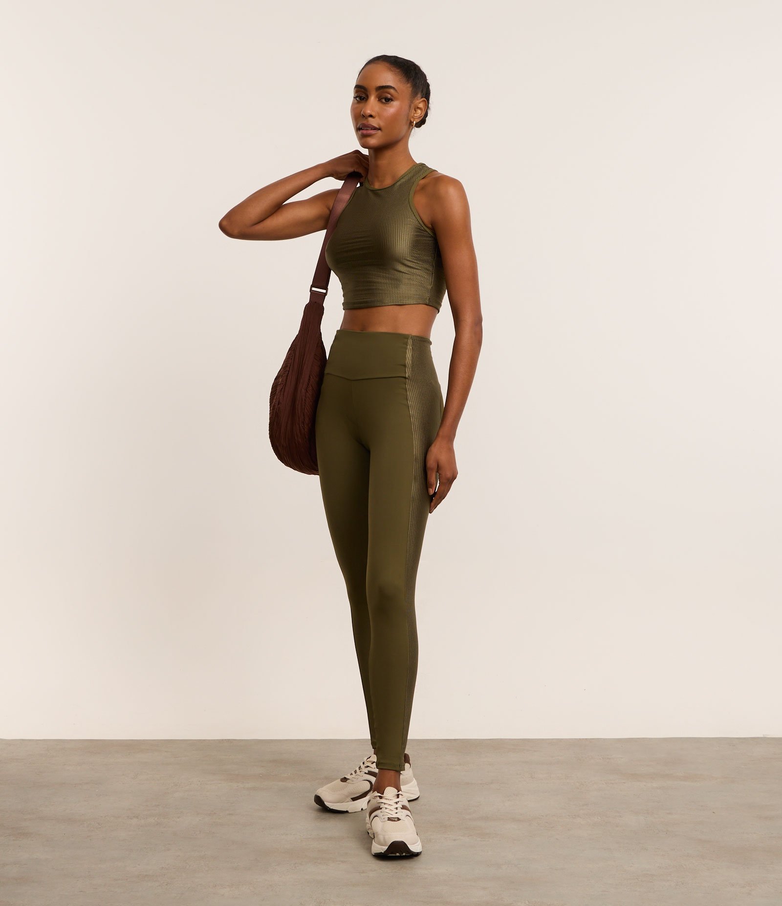 Regata Cropped Esportiva em Microfibra Canelada Verde Oliva 3