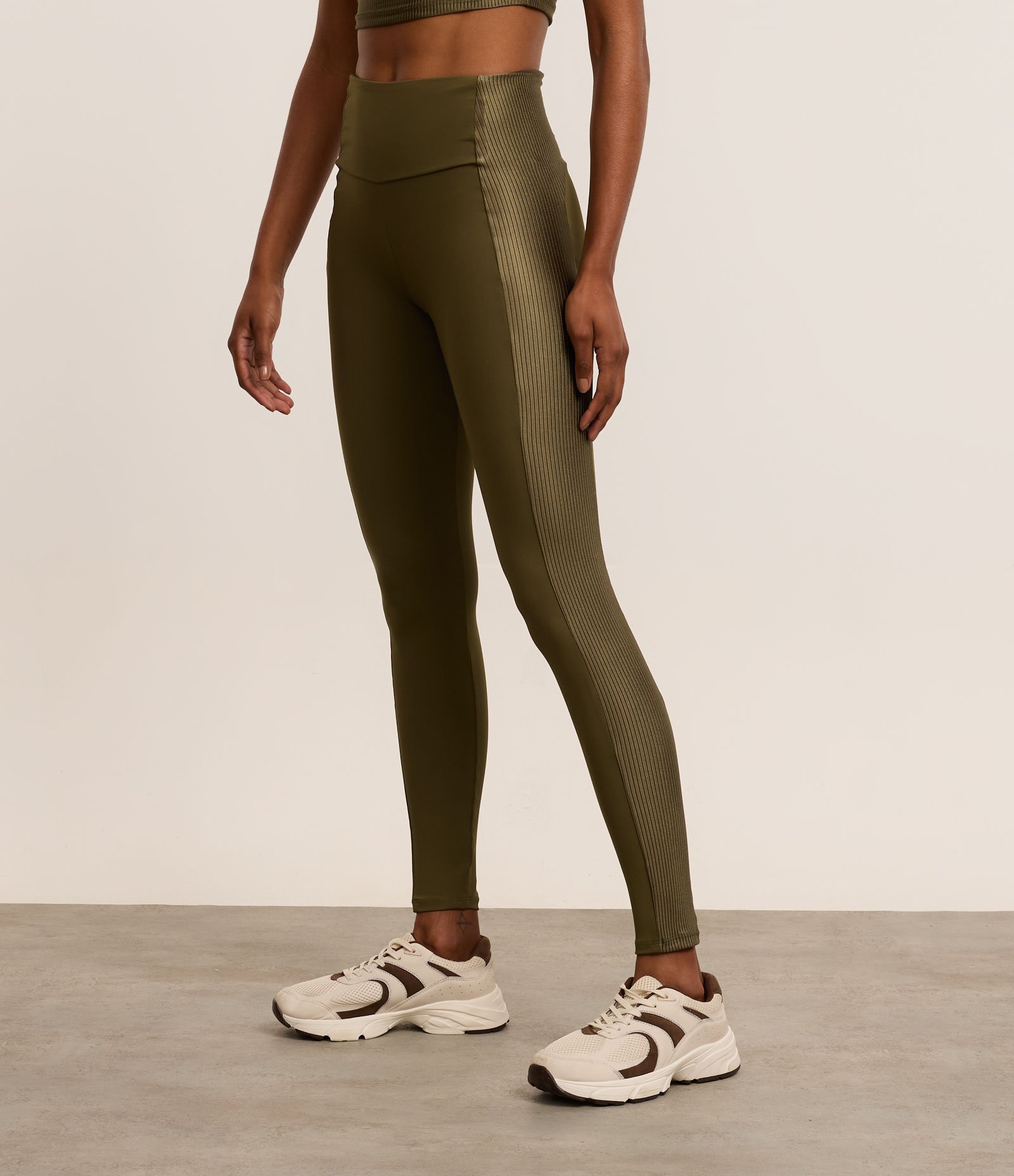 Calça Legging Esportiva em Microfibra com Cós Alto e Detalhe Canelado Verde 2