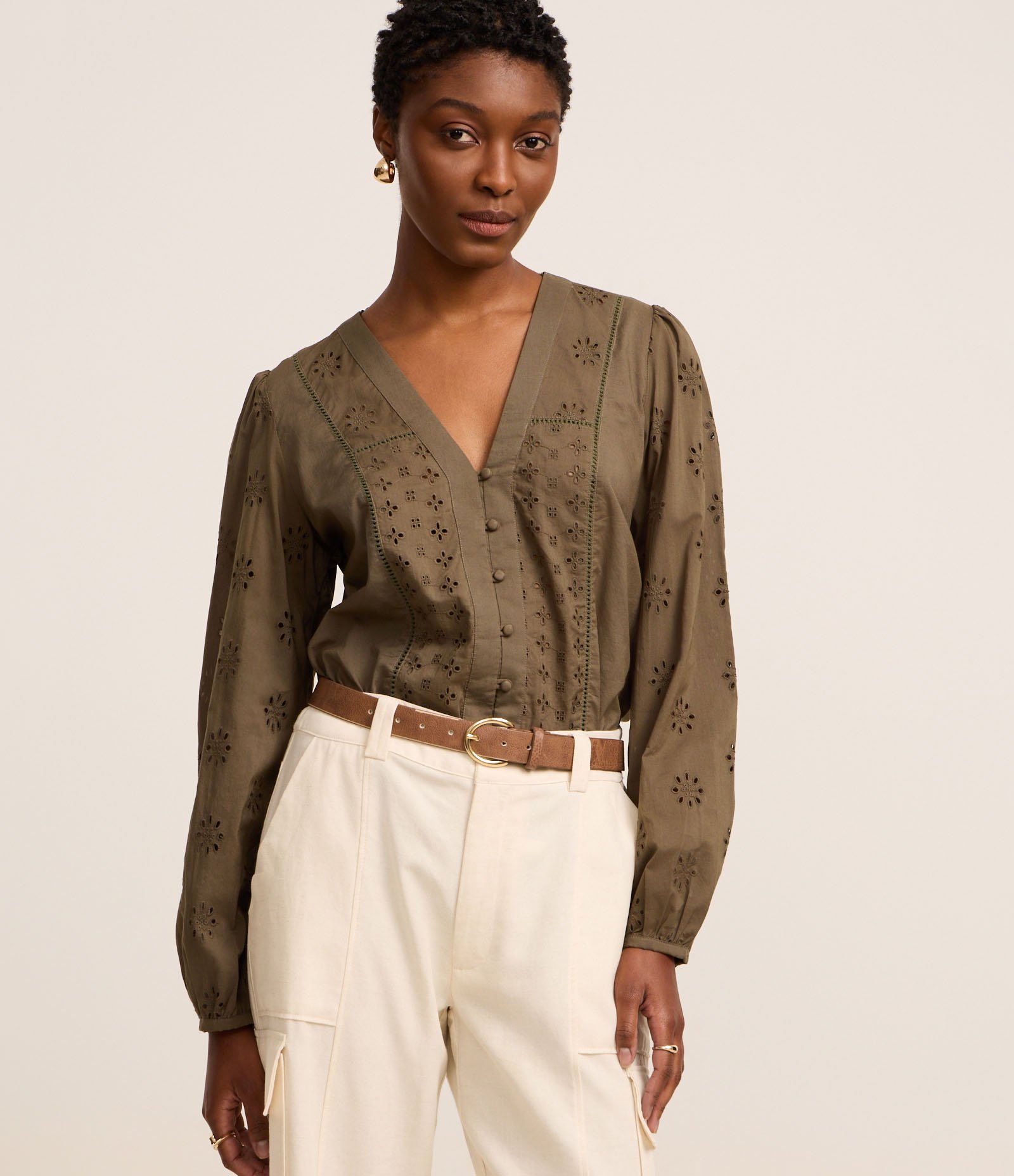 Blusa Bata em Laise com Manga Bufante e Entremeio Verde Oliva 1