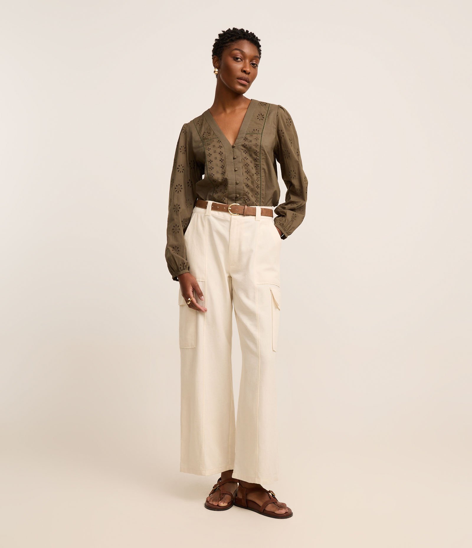 Blusa Bata em Laise com Manga Bufante e Entremeio Verde Oliva 2