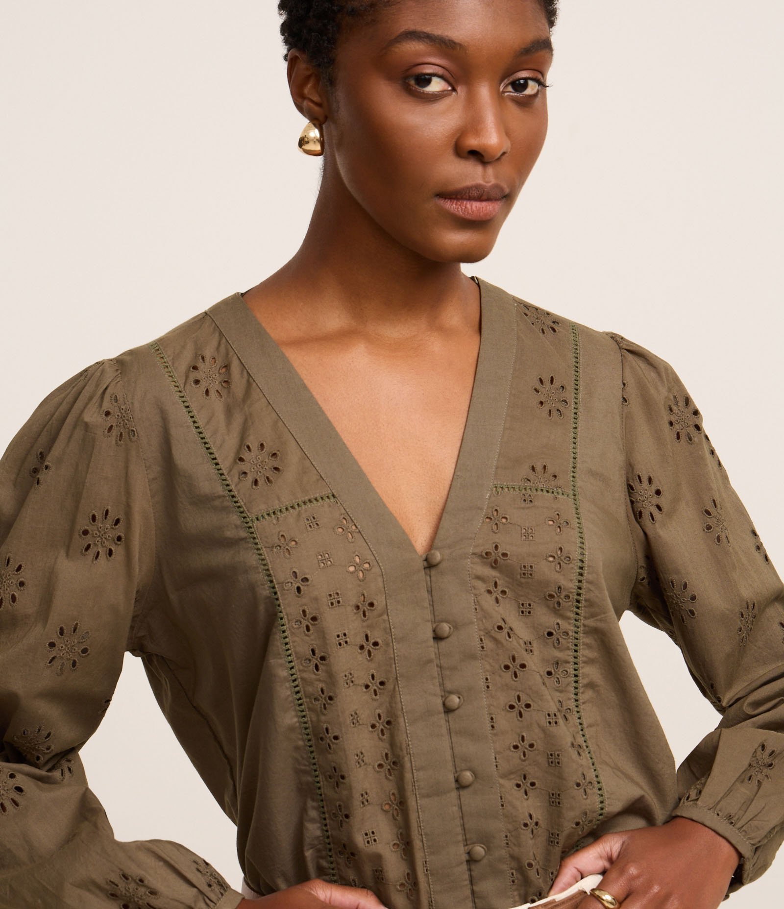 Blusa Bata em Laise com Manga Bufante e Entremeio Verde Oliva 3