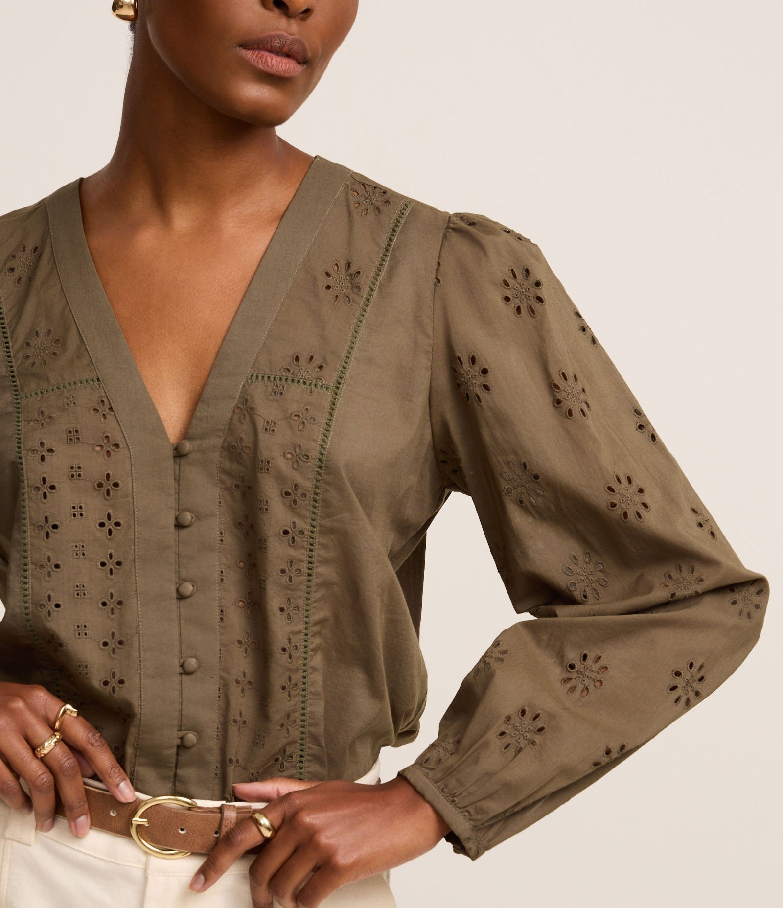 Blusa Bata em Laise com Manga Bufante e Entremeio Verde Oliva 4