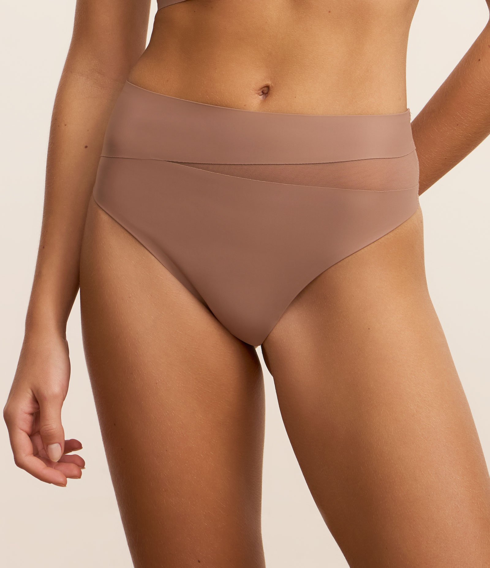 Calcinha Alta Fio em Microfibra Leve com Recorte de Tule Bege 2