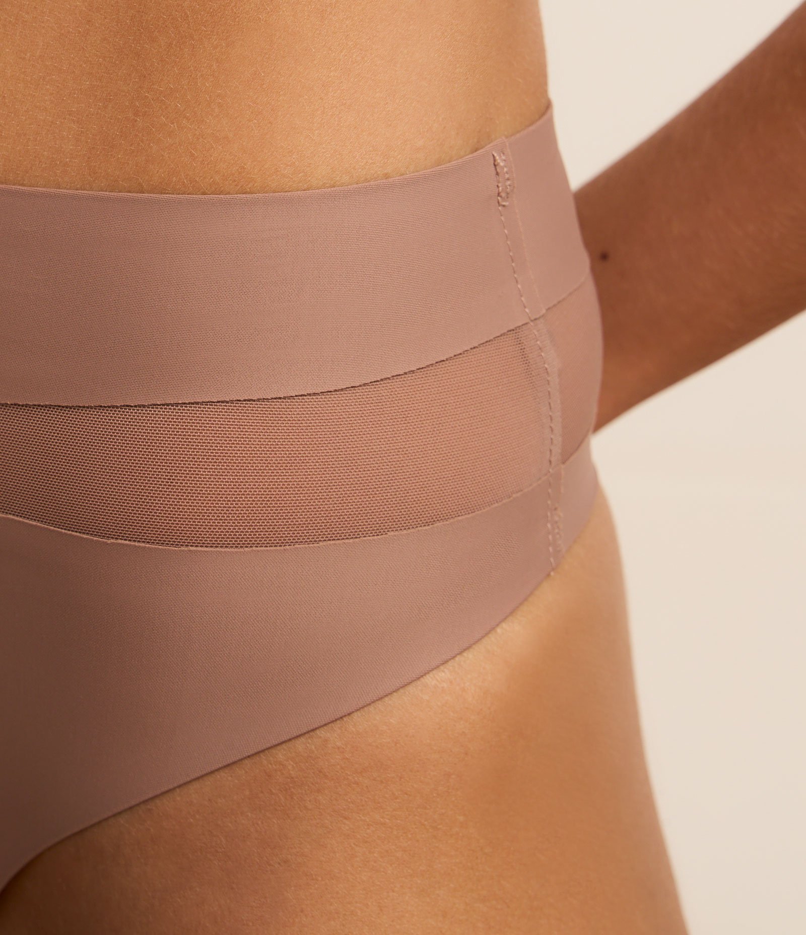 Calcinha Alta Fio em Microfibra Leve com Recorte de Tule Bege 3