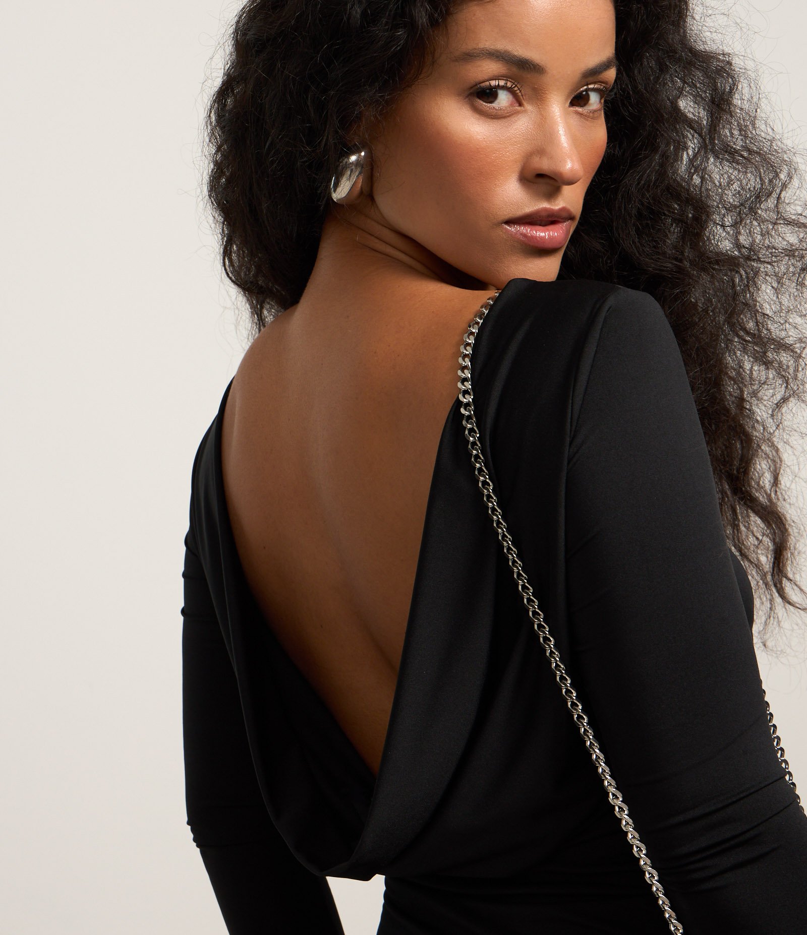 Vestido Curto em Jersey com Decote Degagê nas Costas Preto 3