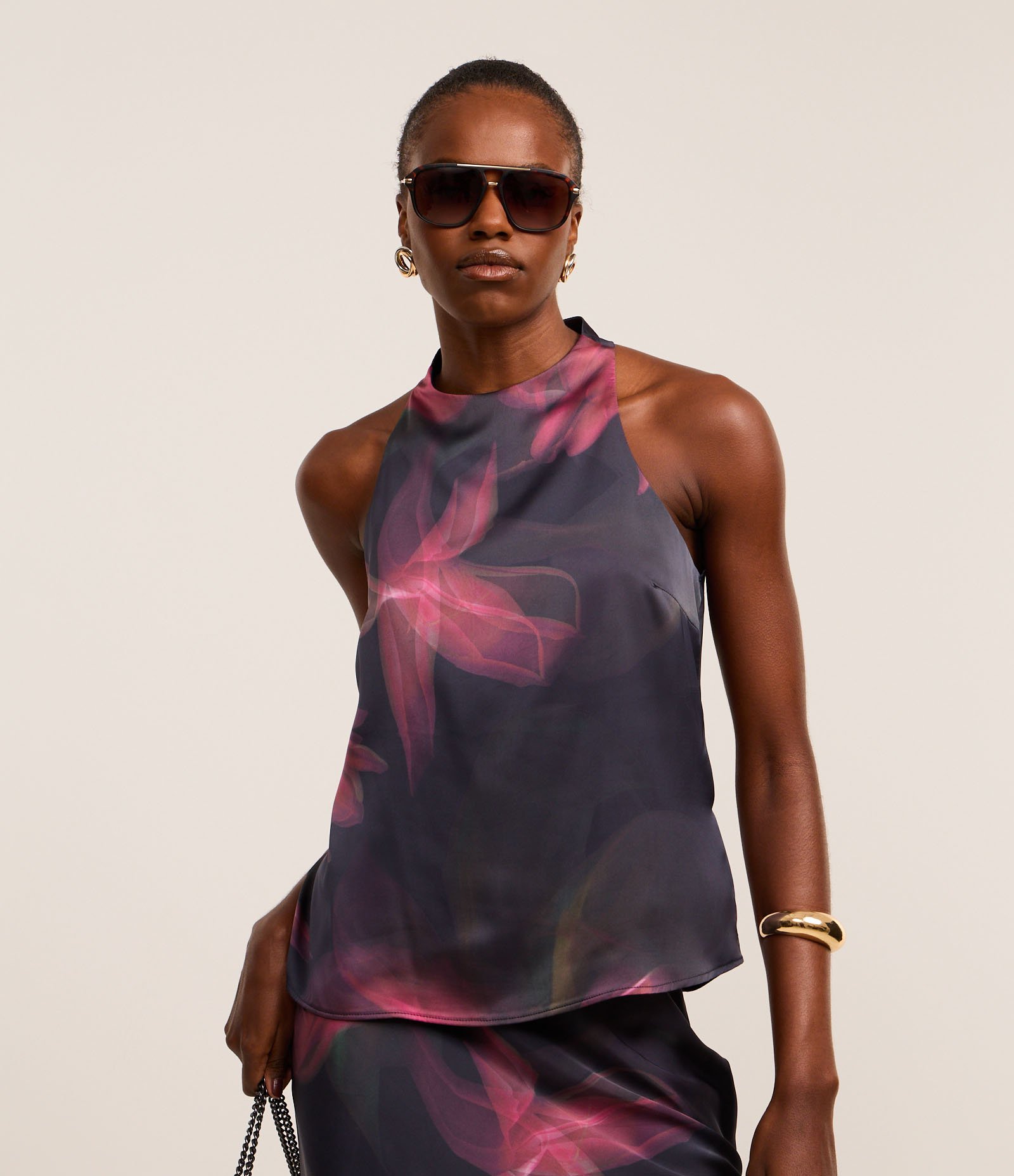 Blusa Acetinada com Gola Halter e Estampa Floral Esmaecida Azul 1