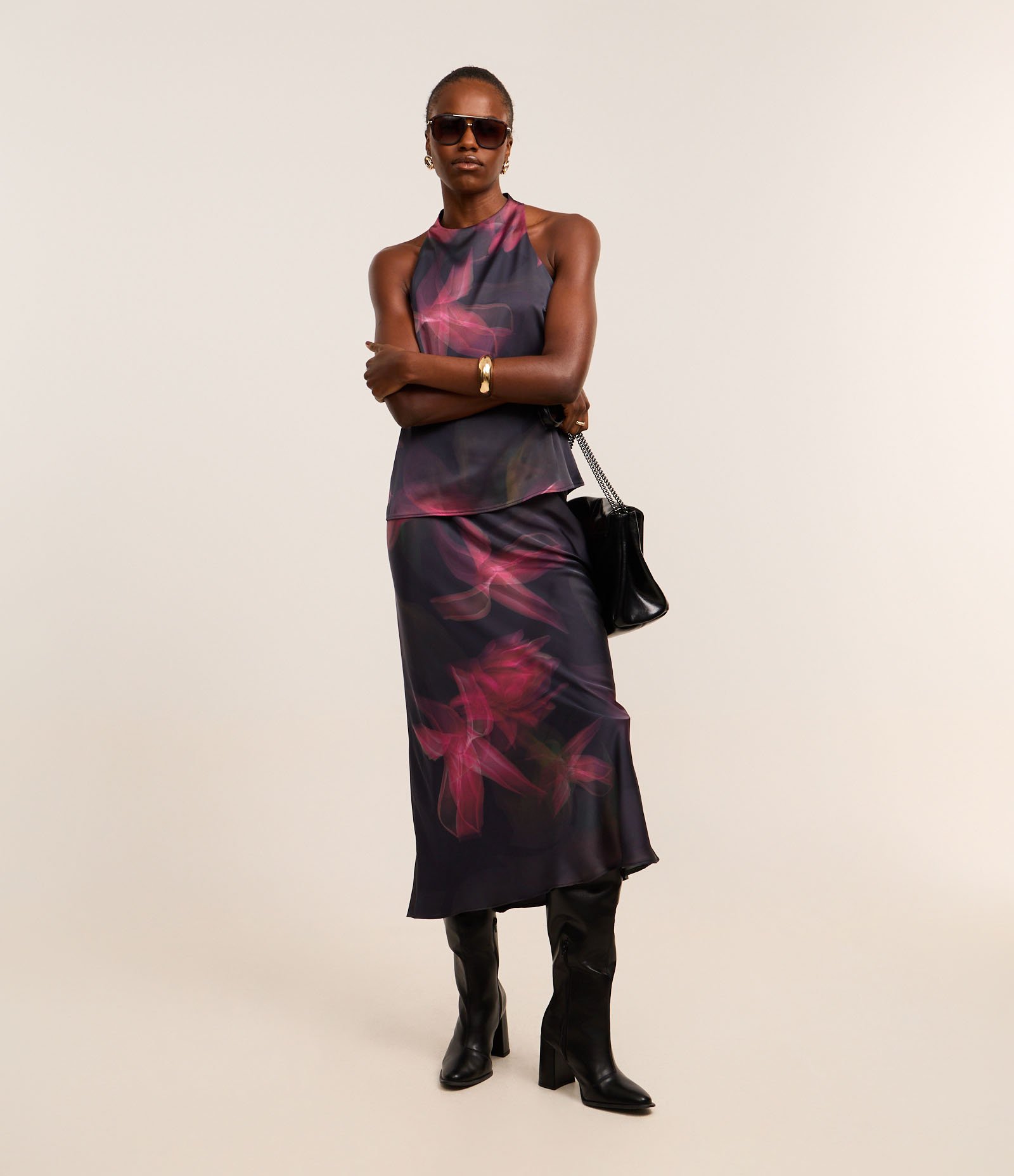 Blusa Acetinada com Gola Halter e Estampa Floral Esmaecida Azul 2