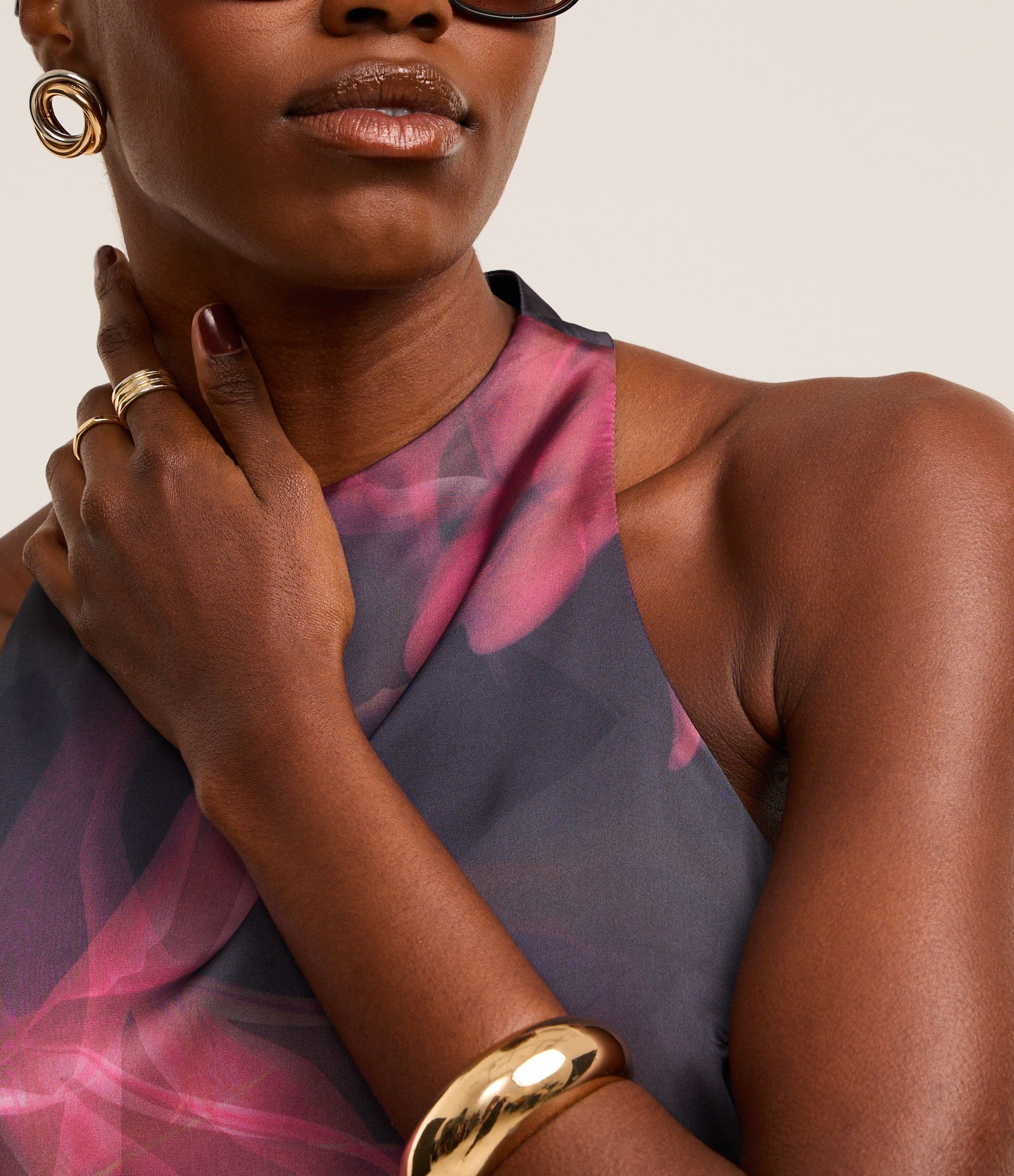 Blusa Acetinada com Gola Halter e Estampa Floral Esmaecida Azul 3