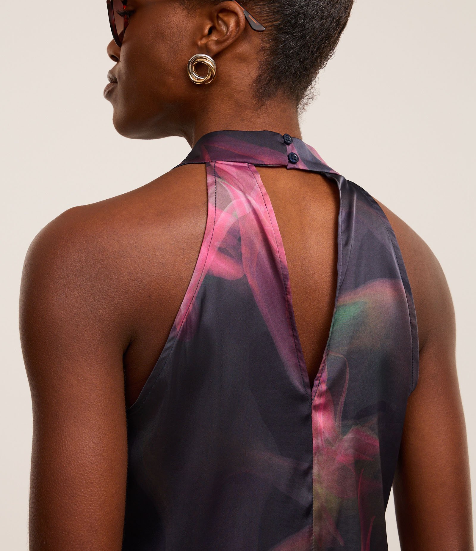 Blusa Acetinada com Gola Halter e Estampa Floral Esmaecida Azul 4